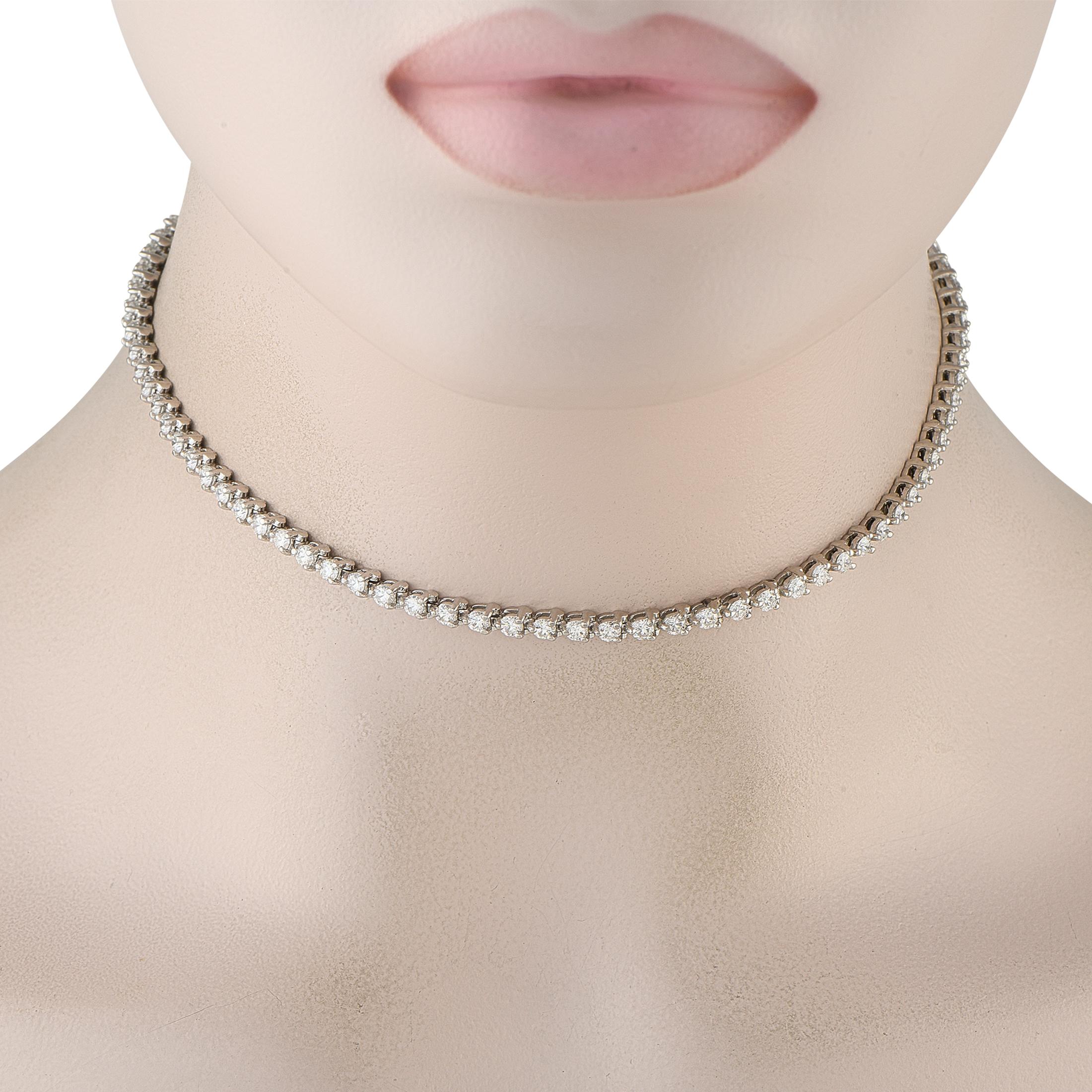 Este collar tenis es una pieza discreta ideal para cualquier persona con una estética minimalista. Una serie de Diamantes con un peso total de 8,10 quilates le permiten captar la luz sin esfuerzo. Engarzado en platino, este collar estilo gargantilla