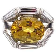 Platin 8,16 Karat Oval Gelber Saphir und Baguette Diamant Ring