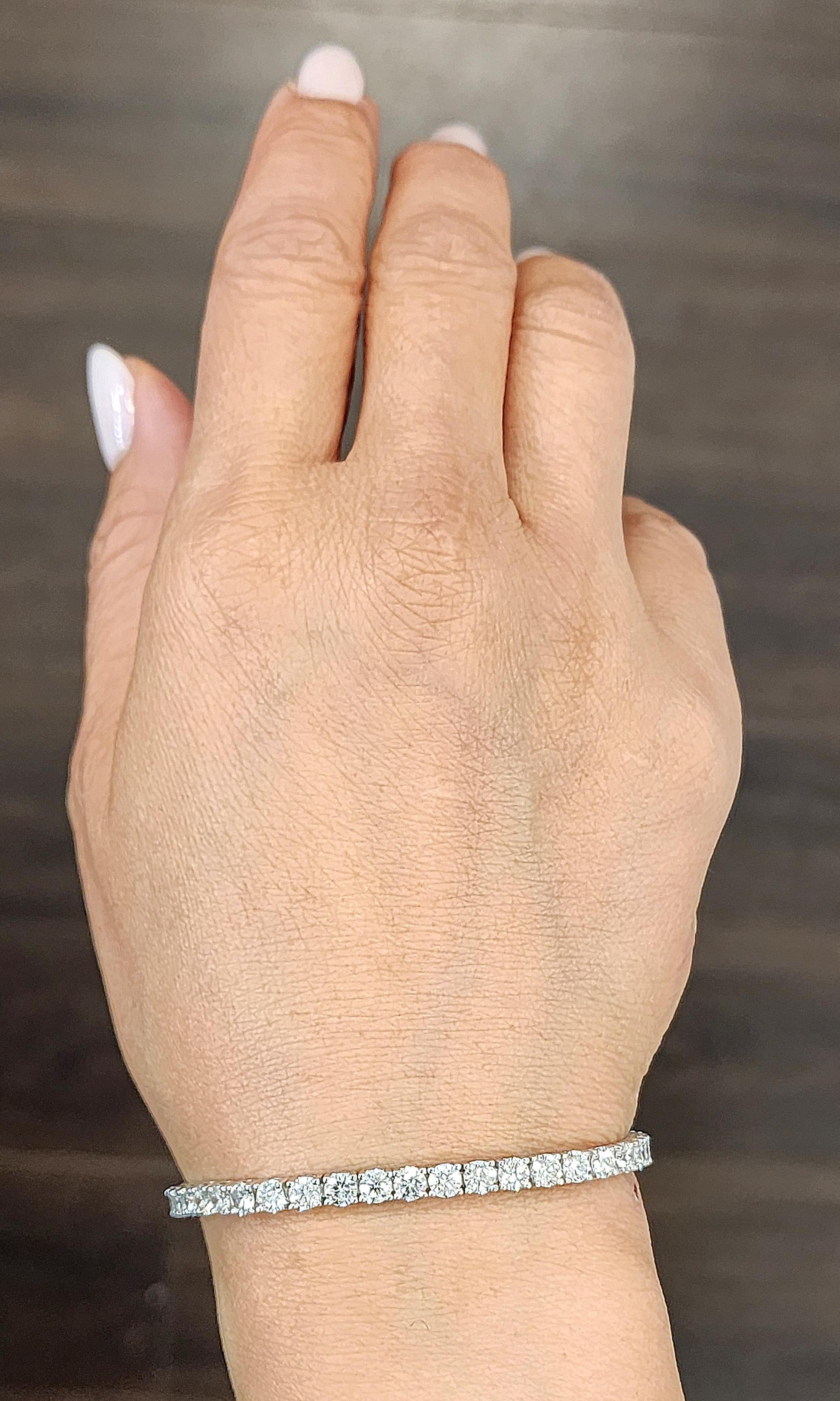 Questo squisito bracciale tennis è una creazione straordinaria, che mette in mostra un'eleganza senza tempo e un'eccezionale maestria. Whiting 46 diamanti bianchi a taglio rotondo con un peso totale di 8,55 carati, ogni diamante è meticolosamente