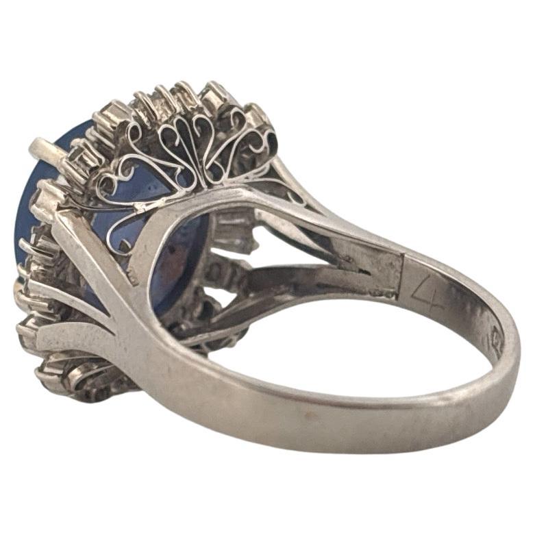 Réalisée en platine luxueux, cette bague de cocktail remarquable est ornée en son centre d'un saphir étoilé naturel captivant de plus de 9,00 carats. Le saphir taillé en cabochon présente une douce teinte bleue avec un astérisme lumineux, ce qui