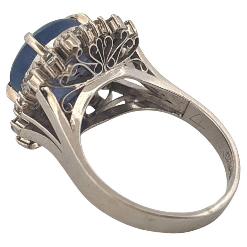 Bague en platine 9 carats saphir bleu étoilé 0,79 carat diamant rond et baguette en vente 1