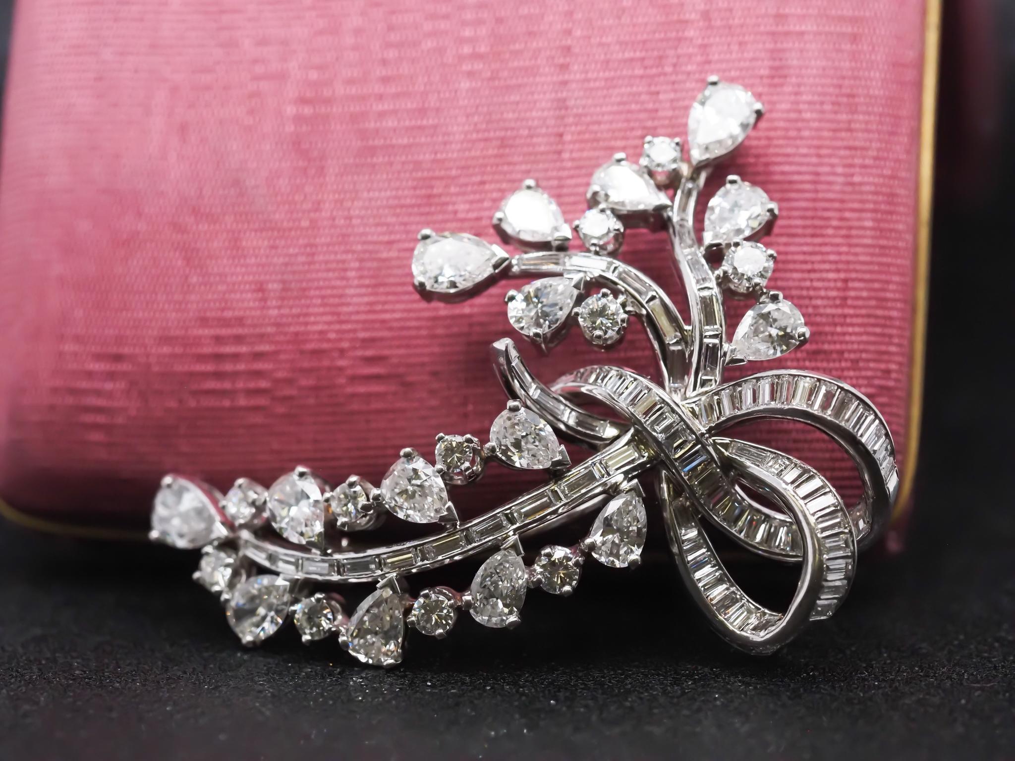 Broche de platino con spray de diamantes de 9,25 quilates con pera, redondo y baguette Corte baguette en venta