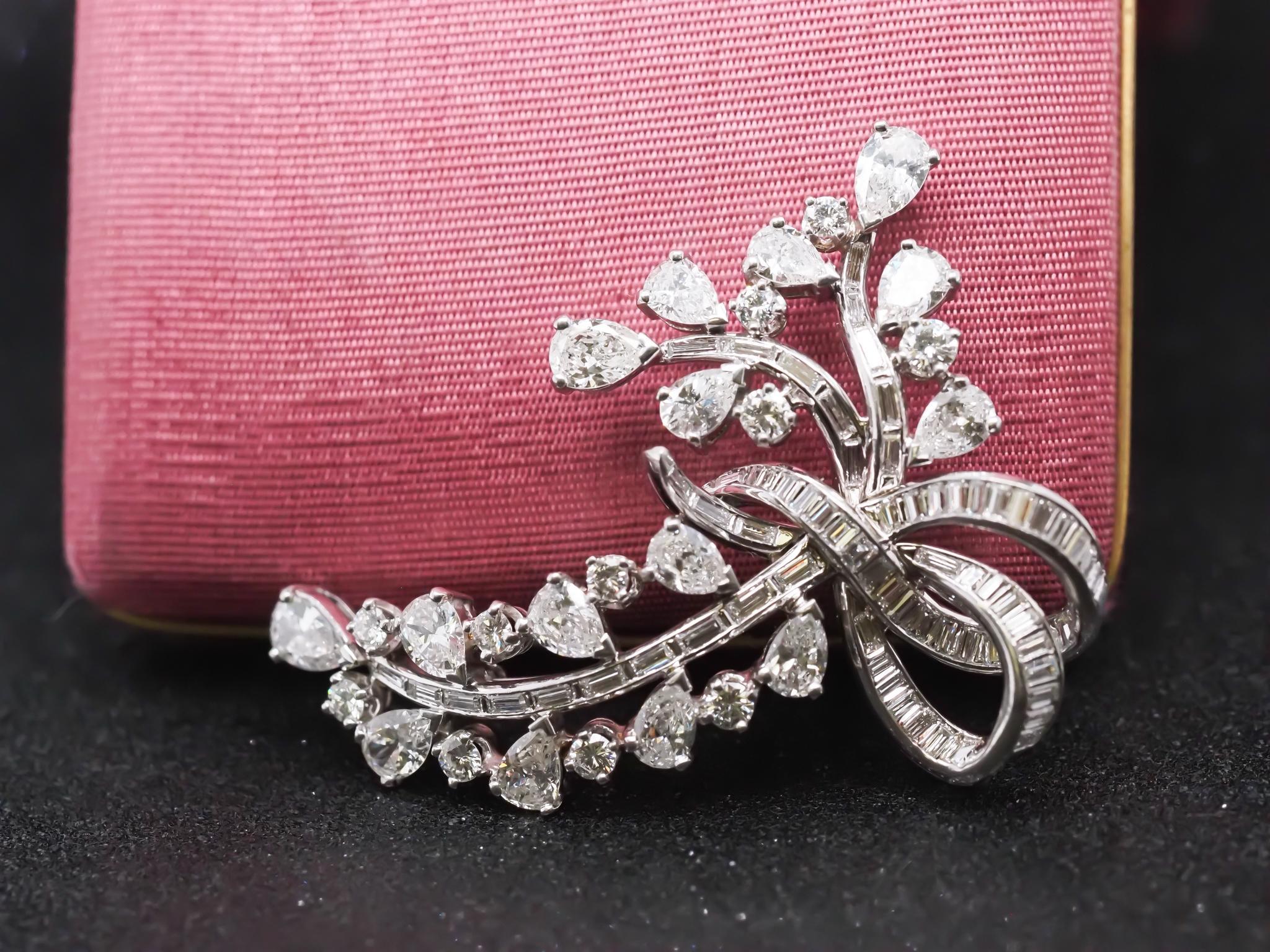 Broche de platino con spray de diamantes de 9,25 quilates con pera, redondo y baguette en Bueno estado para la venta en Hicksville, NY