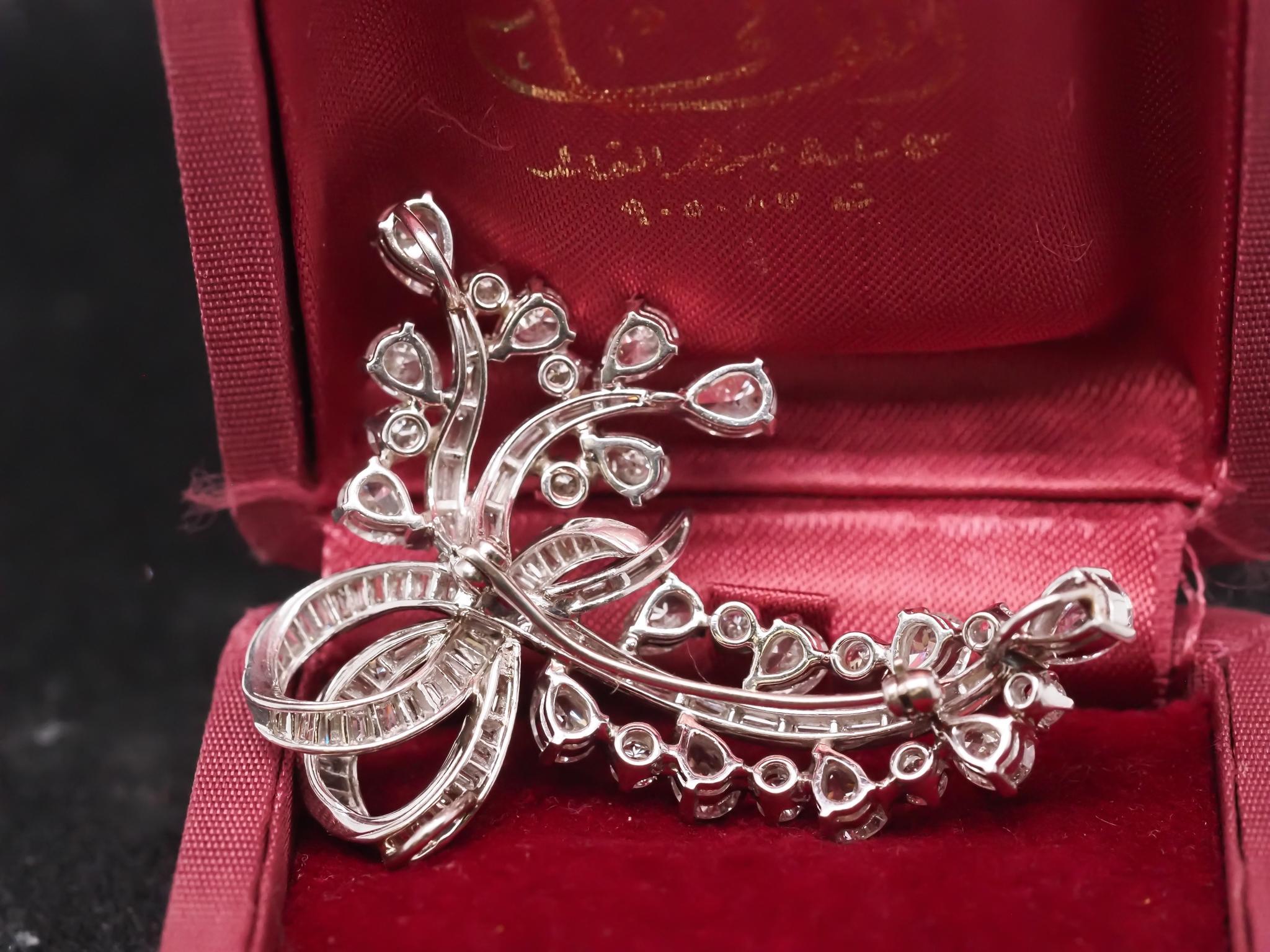 Broche de platino con spray de diamantes de 9,25 quilates con pera, redondo y baguette en venta 2