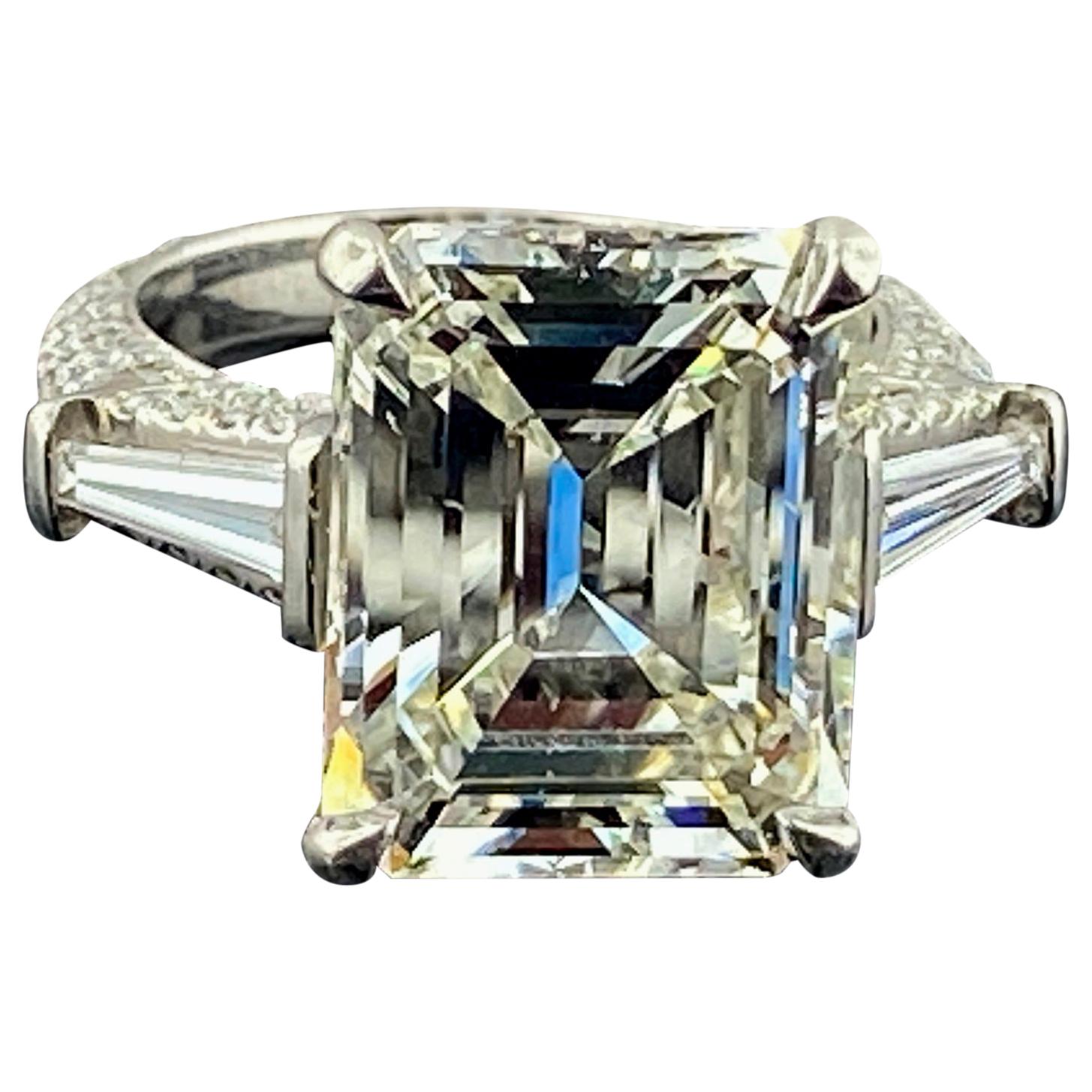 Platin Ring mit 9,25 Karat Diamanten im Smaragdschliff im Angebot