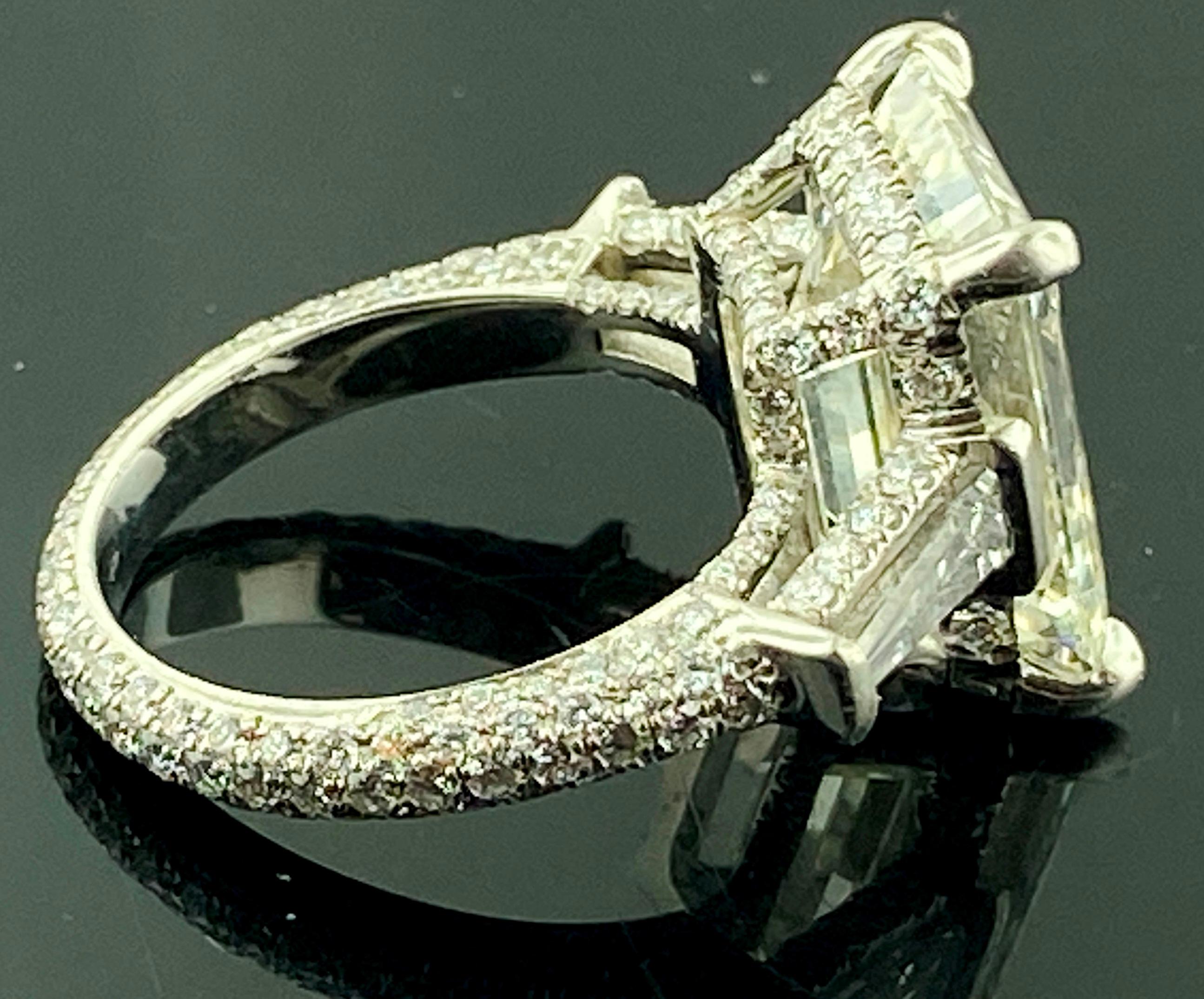 Platin Ring mit 9,25 Karat Diamanten im Smaragdschliff für Damen oder Herren im Angebot