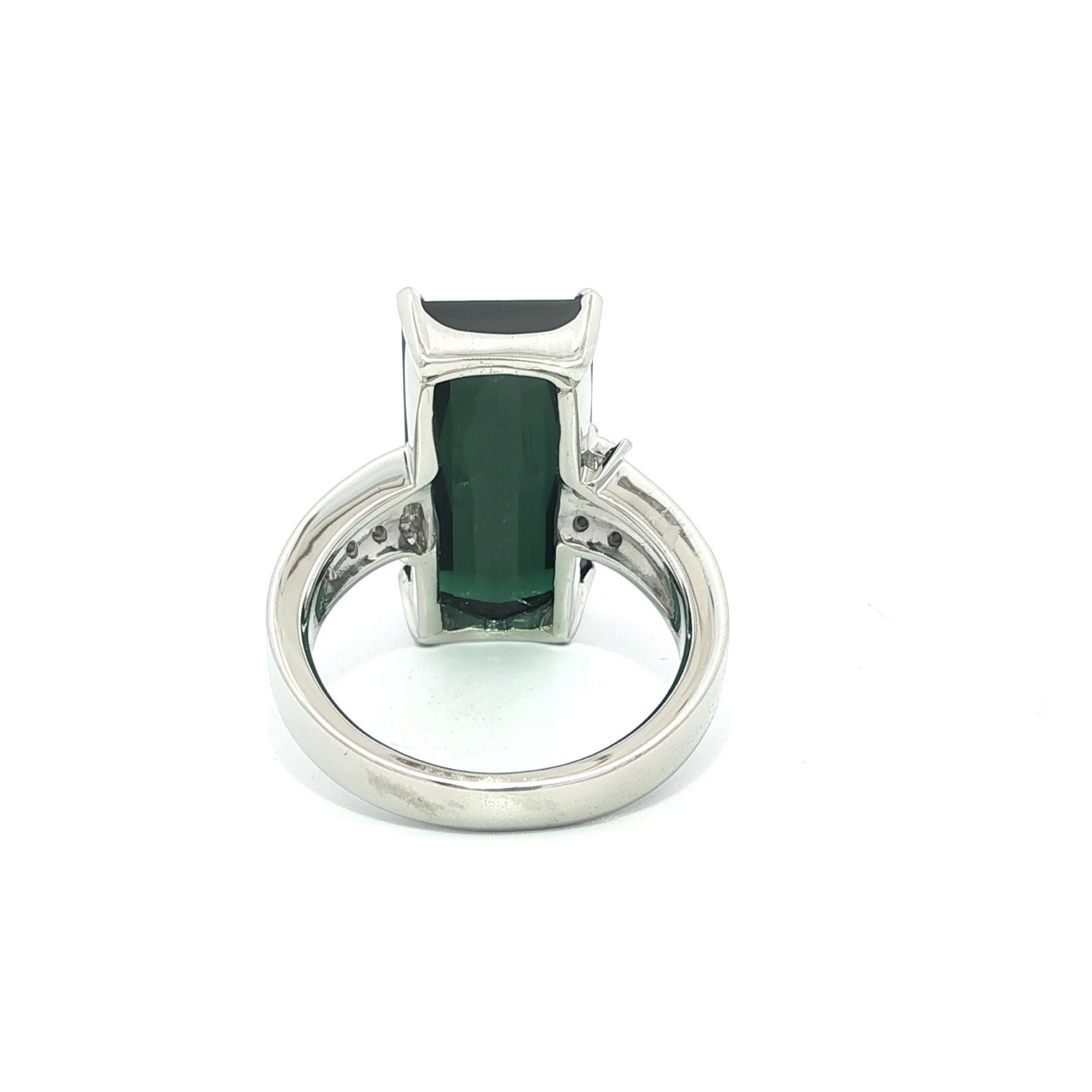 Anello in platino a scacchiera lunga da 9,33 carati con tormalina verde profonda e diamanti ai lati in vendita 6
