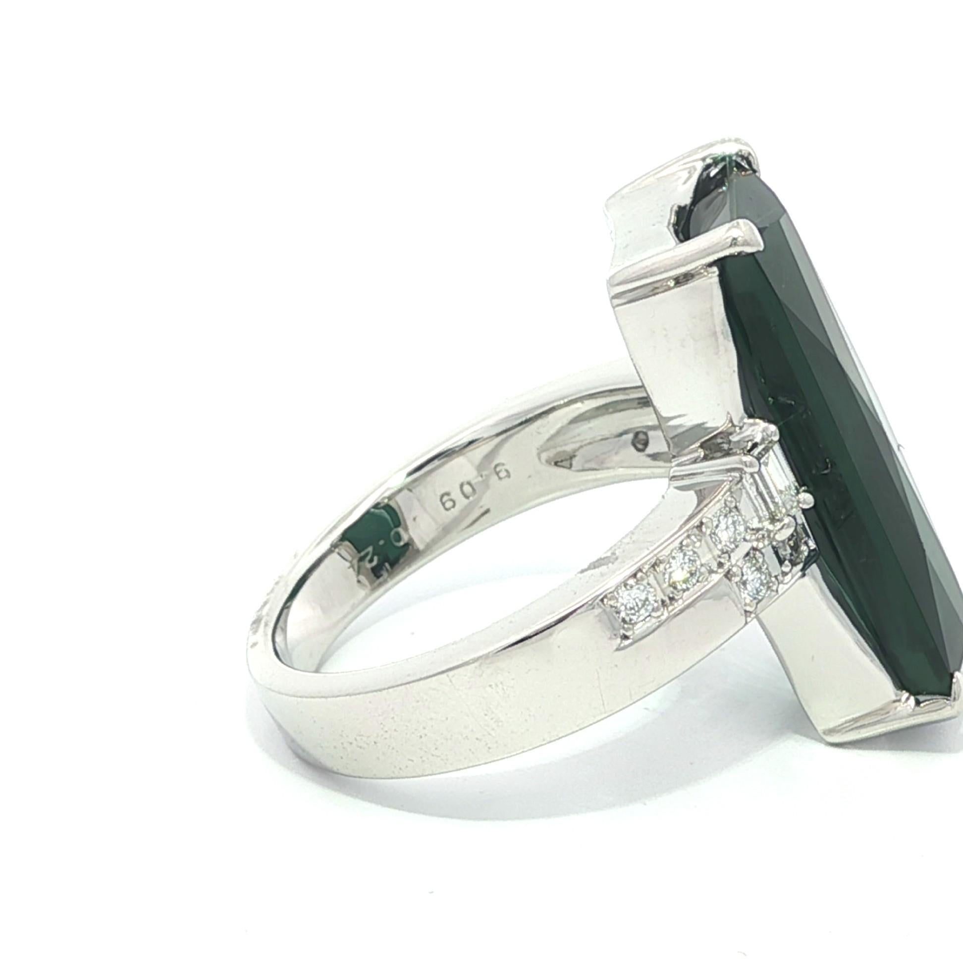 Anello in platino a scacchiera lunga da 9,33 carati con tormalina verde profonda e diamanti ai lati in vendita 8