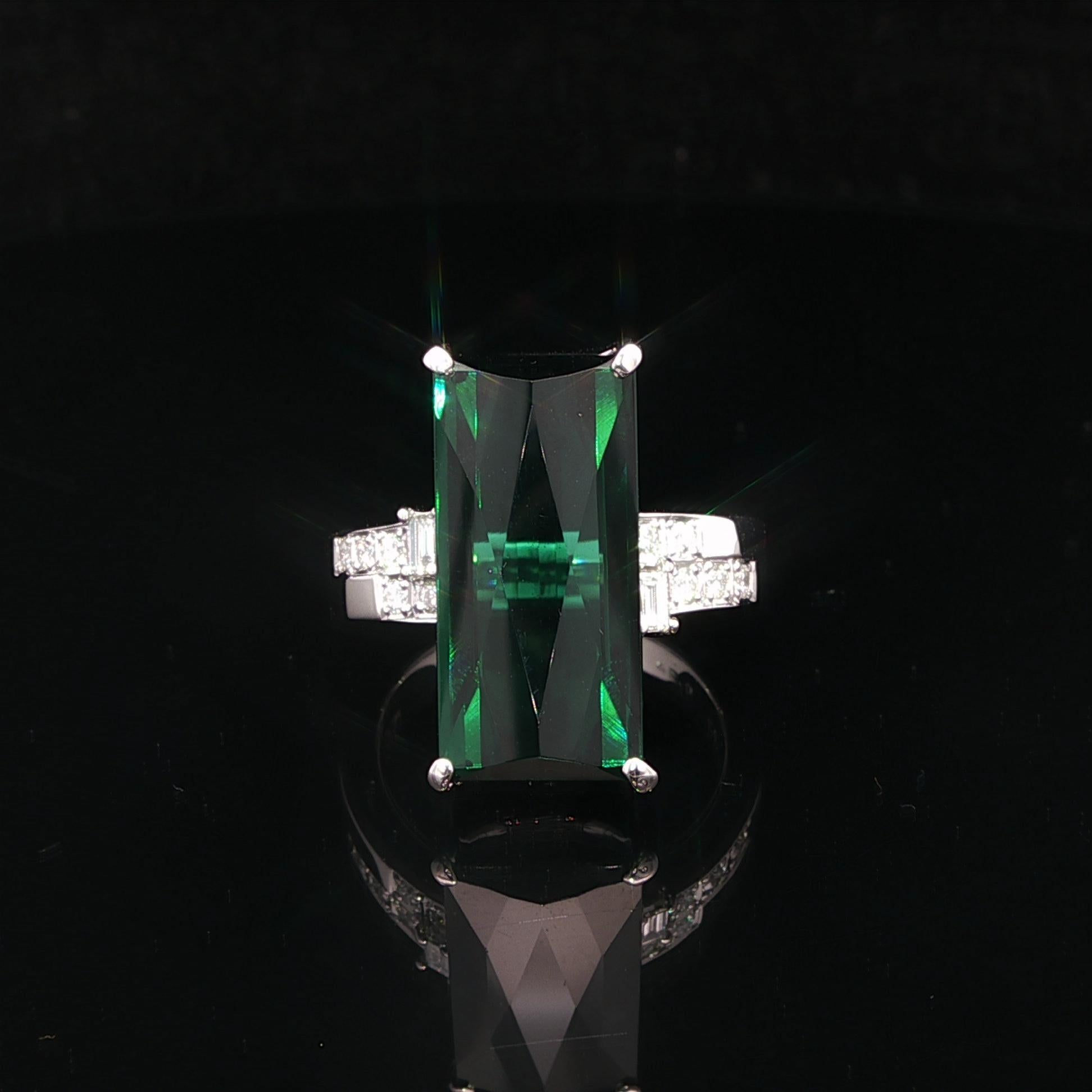 --Pietre: --
(1) Tormalina naturale autentica - taglio smeraldo lungo allungato - incastonata - colore Greene & Greene - 9,09ct (esatto)
Diamanti naturali autentici - 2 Baguette e 10 rotondi taglio brillante - Prong e Pave Set - Bei diamanti Whiting