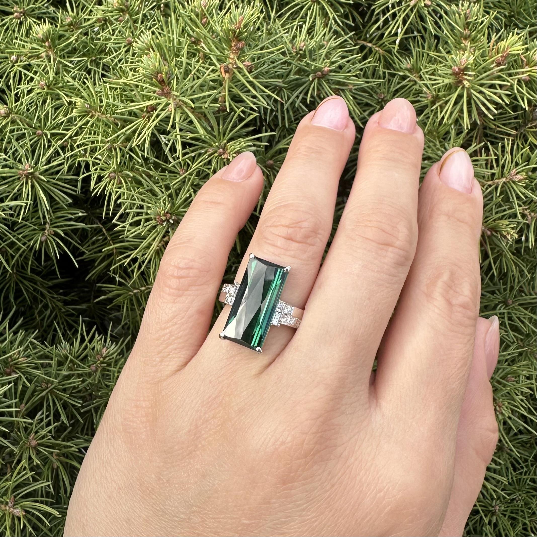 Taglio smeraldo Anello in platino a scacchiera lunga da 9,33 carati con tormalina verde profonda e diamanti ai lati in vendita