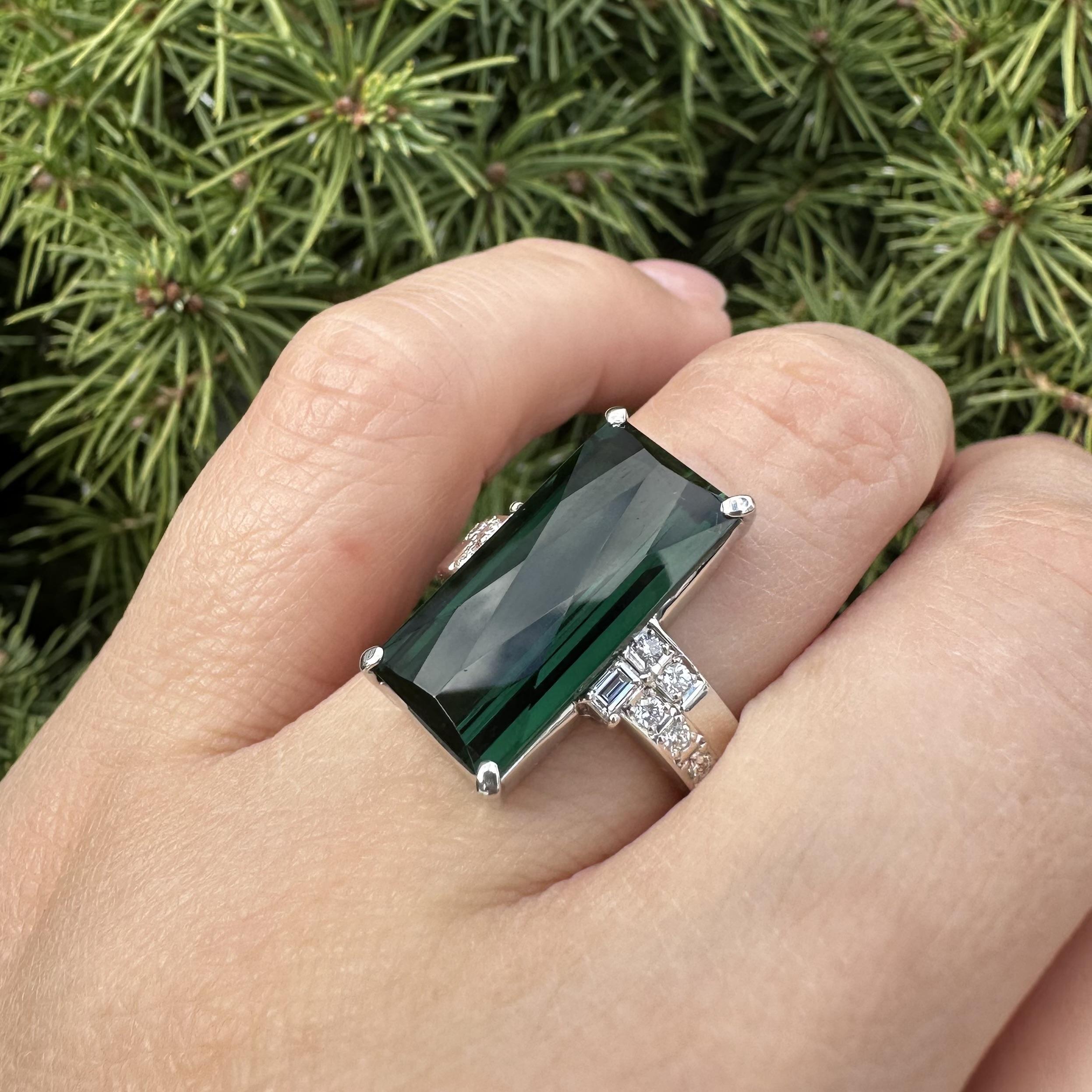 Anello in platino a scacchiera lunga da 9,33 carati con tormalina verde profonda e diamanti ai lati In condizioni ottime in vendita a Montclair, NJ