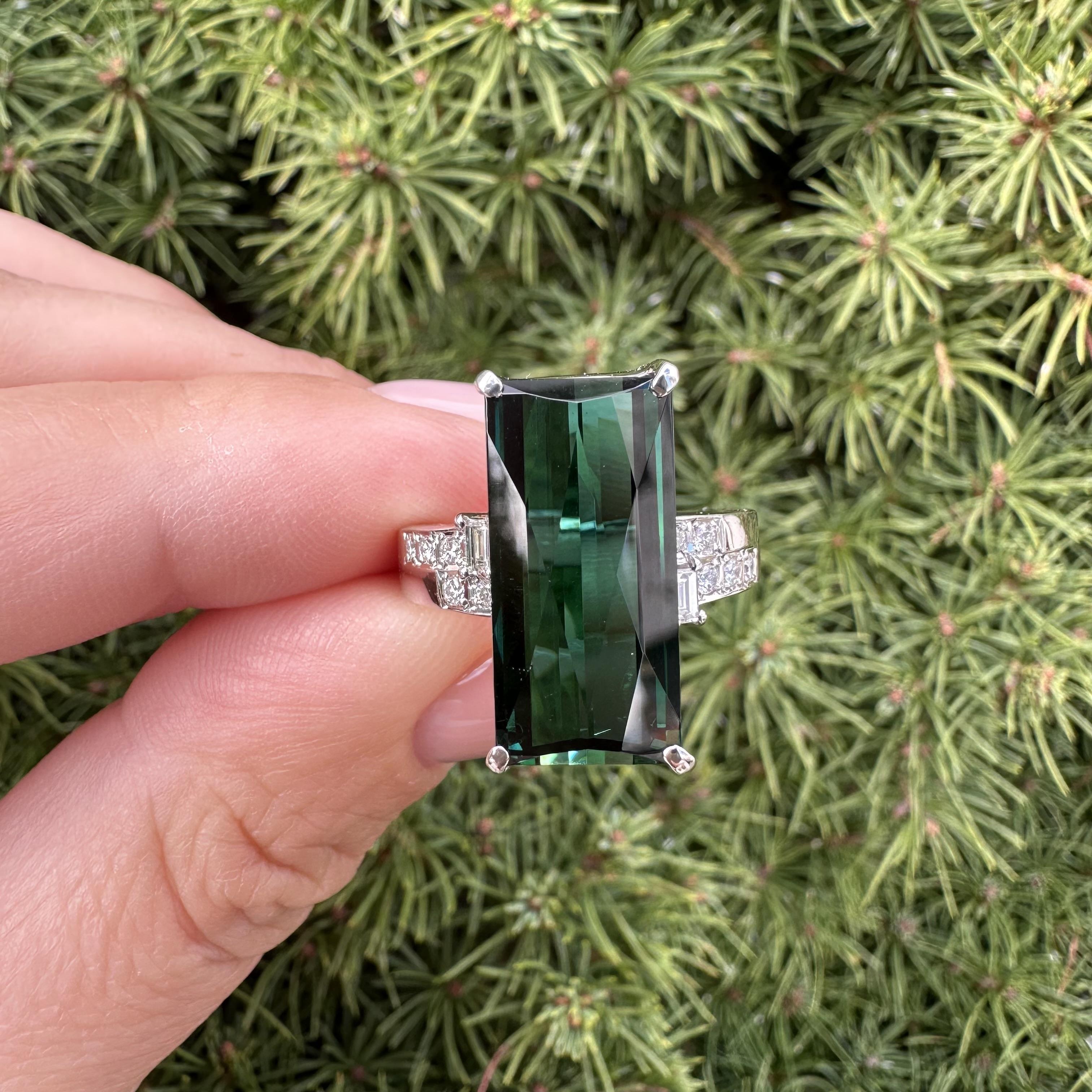 Donna Anello in platino a scacchiera lunga da 9,33 carati con tormalina verde profonda e diamanti ai lati in vendita