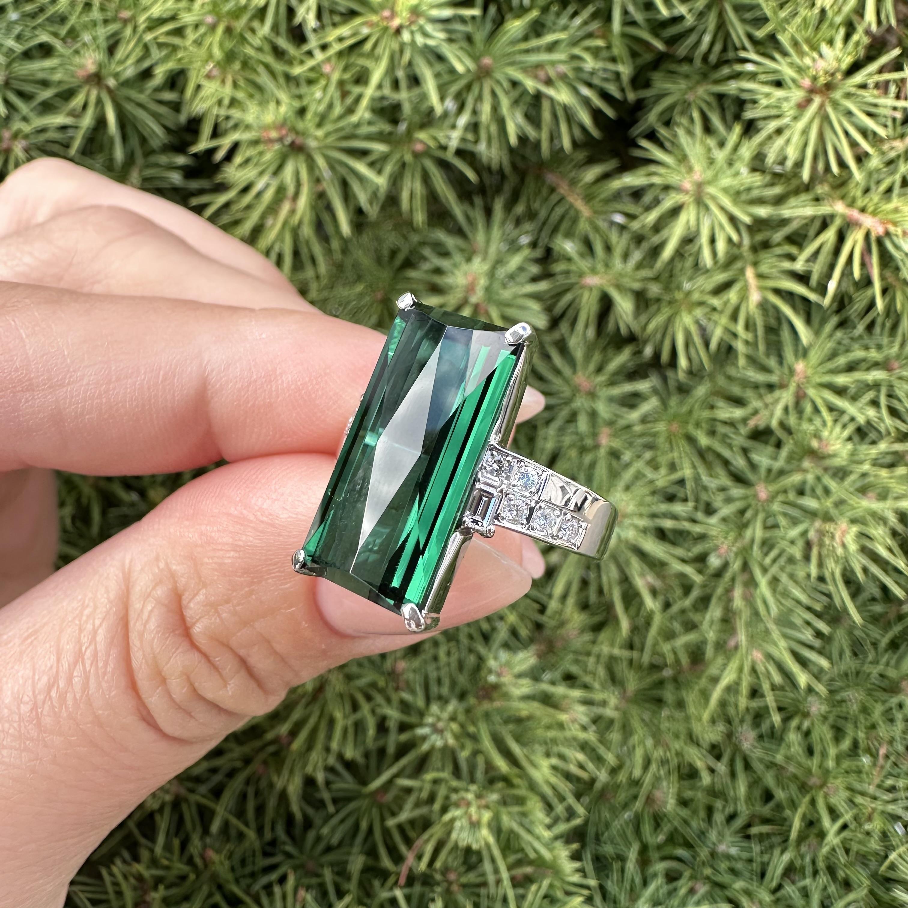 Anello in platino a scacchiera lunga da 9,33 carati con tormalina verde profonda e diamanti ai lati in vendita 1