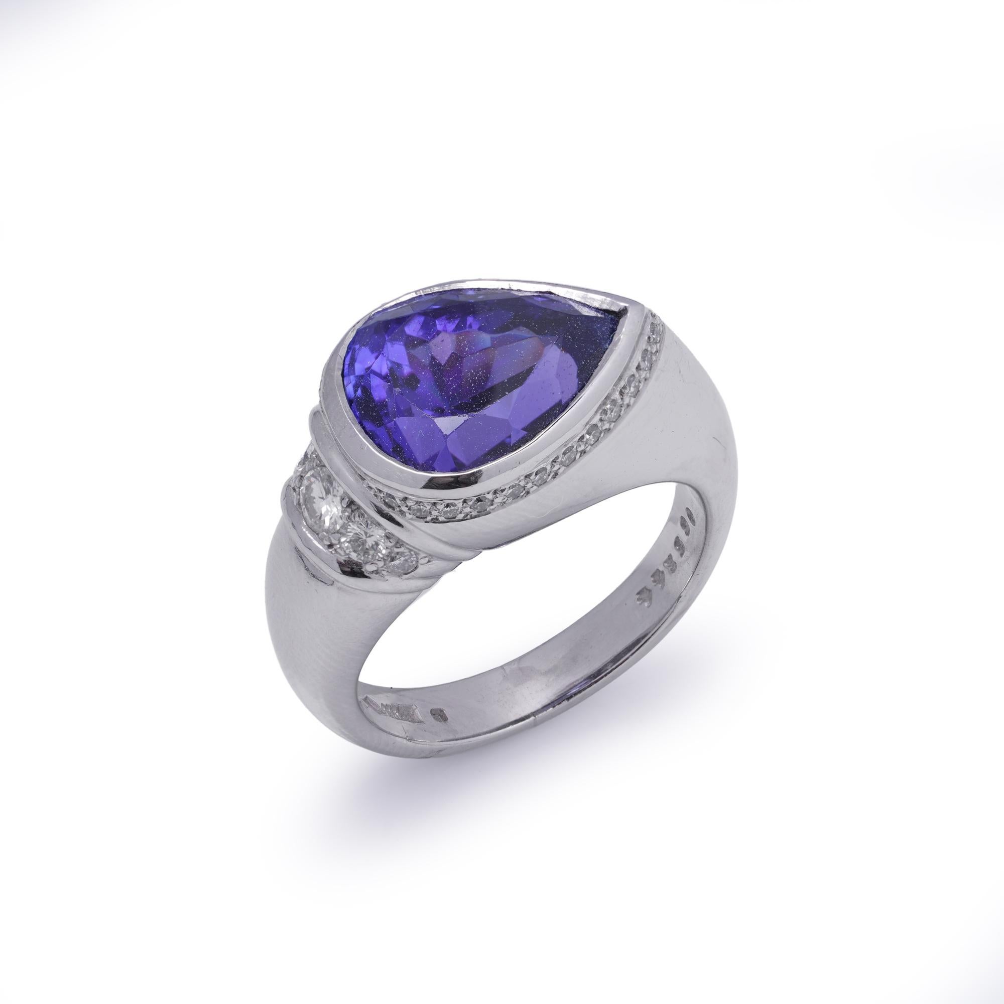 Anello in platino con tanzanite a pera e diamanti da 9,35 carati

Un audace anello da cocktail in platino con una tanzanite naturale da 9,35 carati con taglio a pera di un vivace colore blu-viola, impreziosita da 29 diamanti rotondi con taglio a