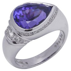 Anello in platino con tanzanite a pera e diamanti da 9,35 carati