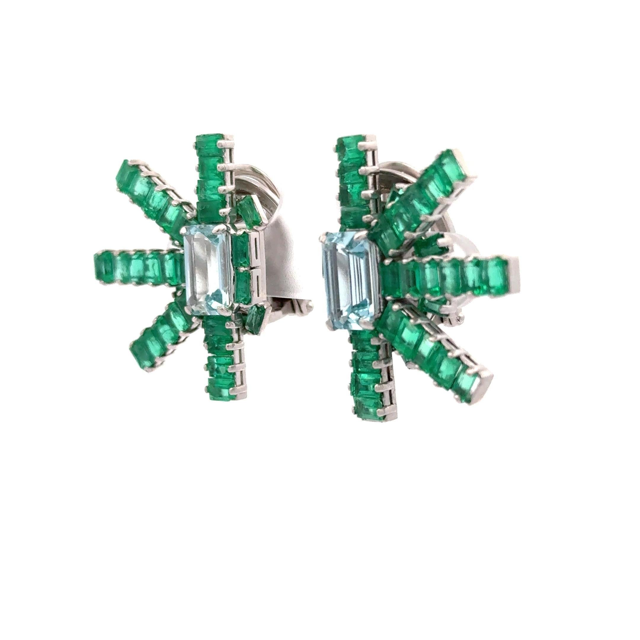 Rayonnant d'un glamour vintage, ces exquises boucles d'oreilles clipsées en platine en forme de flocon de neige affichent une élégance géométrique éblouissante. Au centre de chaque boucle d'oreille se trouve une aigue-marine de 2,0 carats de taille