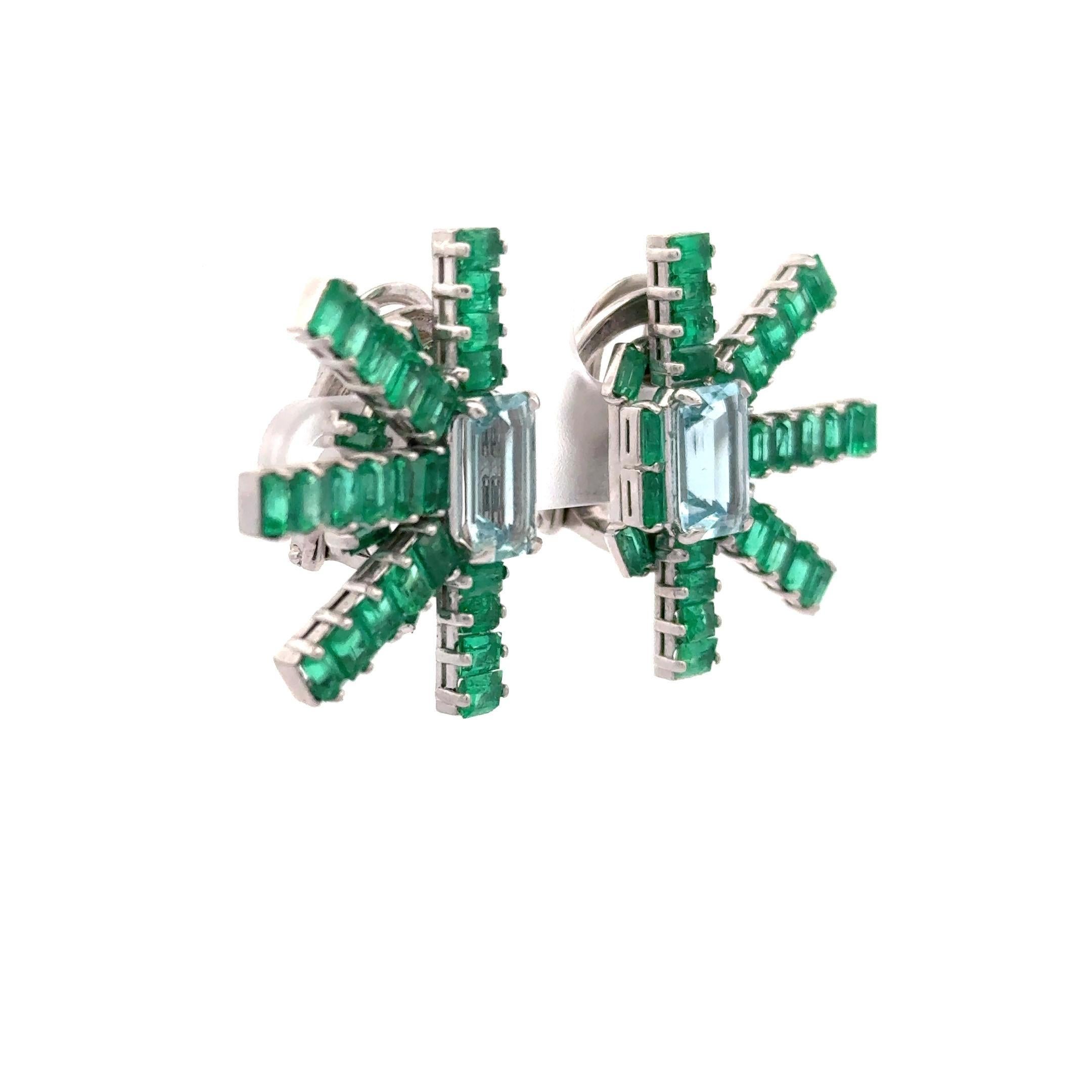 Art déco Boucles d'oreilles clips en platine avec flocon de neige et émeraude de 9,3 carats et aigue-marine de 4,0 carats en vente