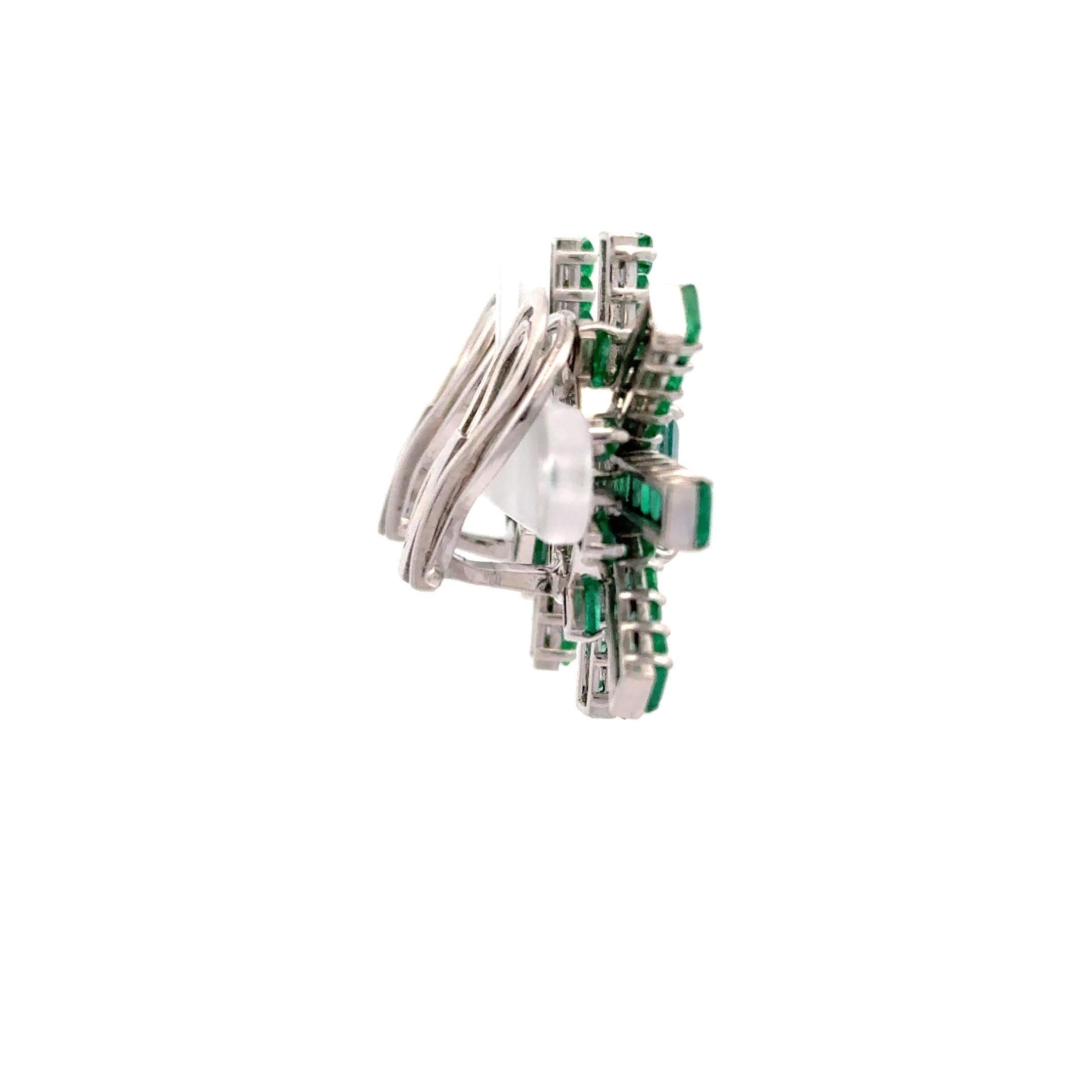 Boucles d'oreilles clips en platine avec flocon de neige et émeraude de 9,3 carats et aigue-marine de 4,0 carats Bon état - En vente à Palm Beach, FL