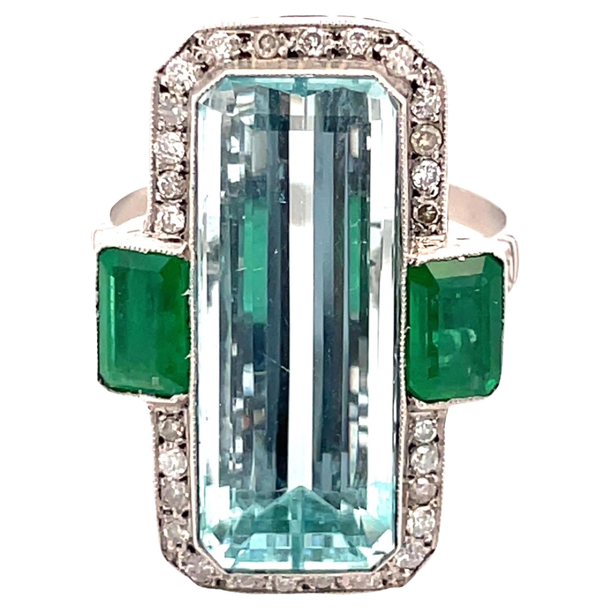 Anello in platino con acquamarina, smeraldo e diamante da 9,50 carati in vendita