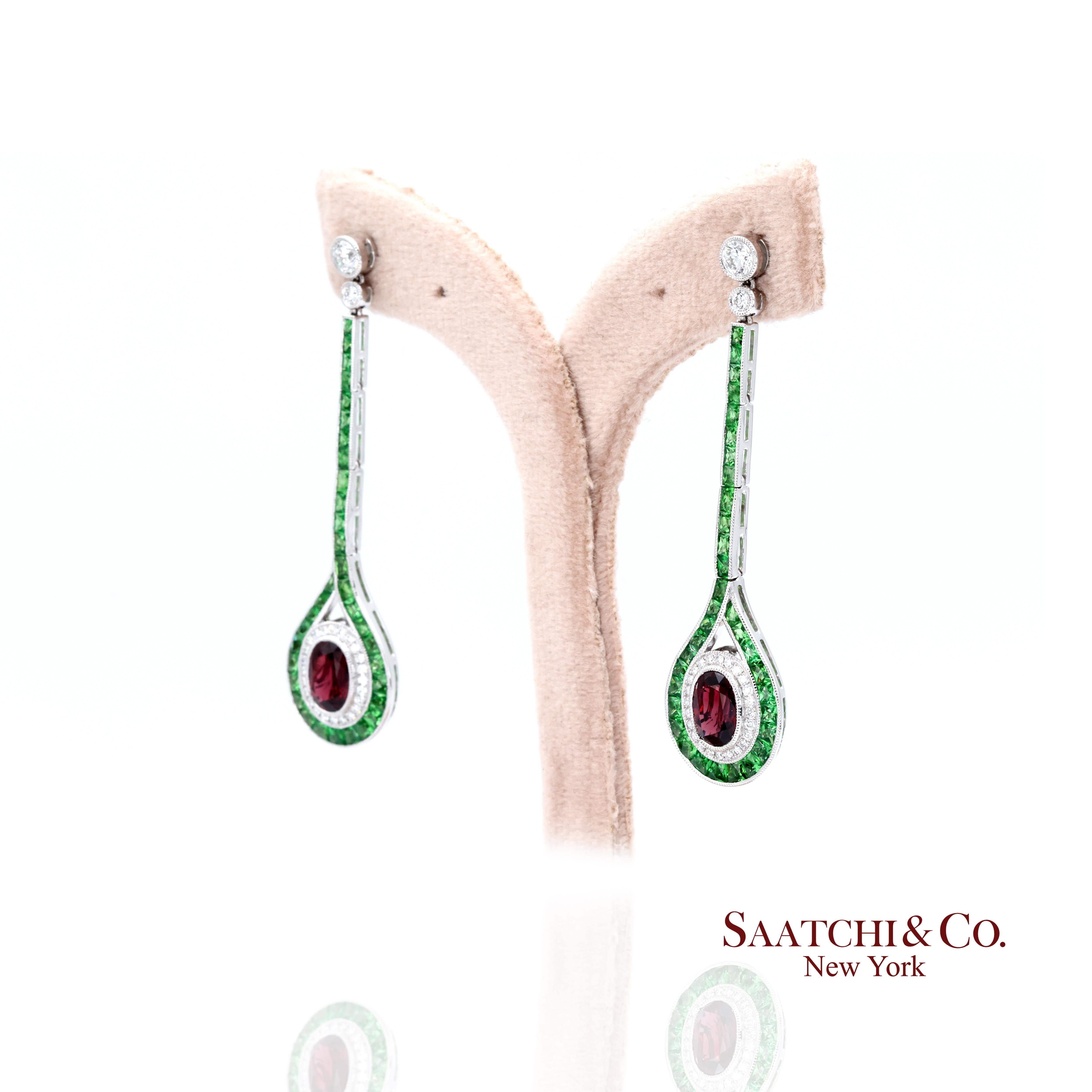 Contemporain Boucle d'oreille pendante en platine 950, rubis naturel, émeraude et diamant en vente