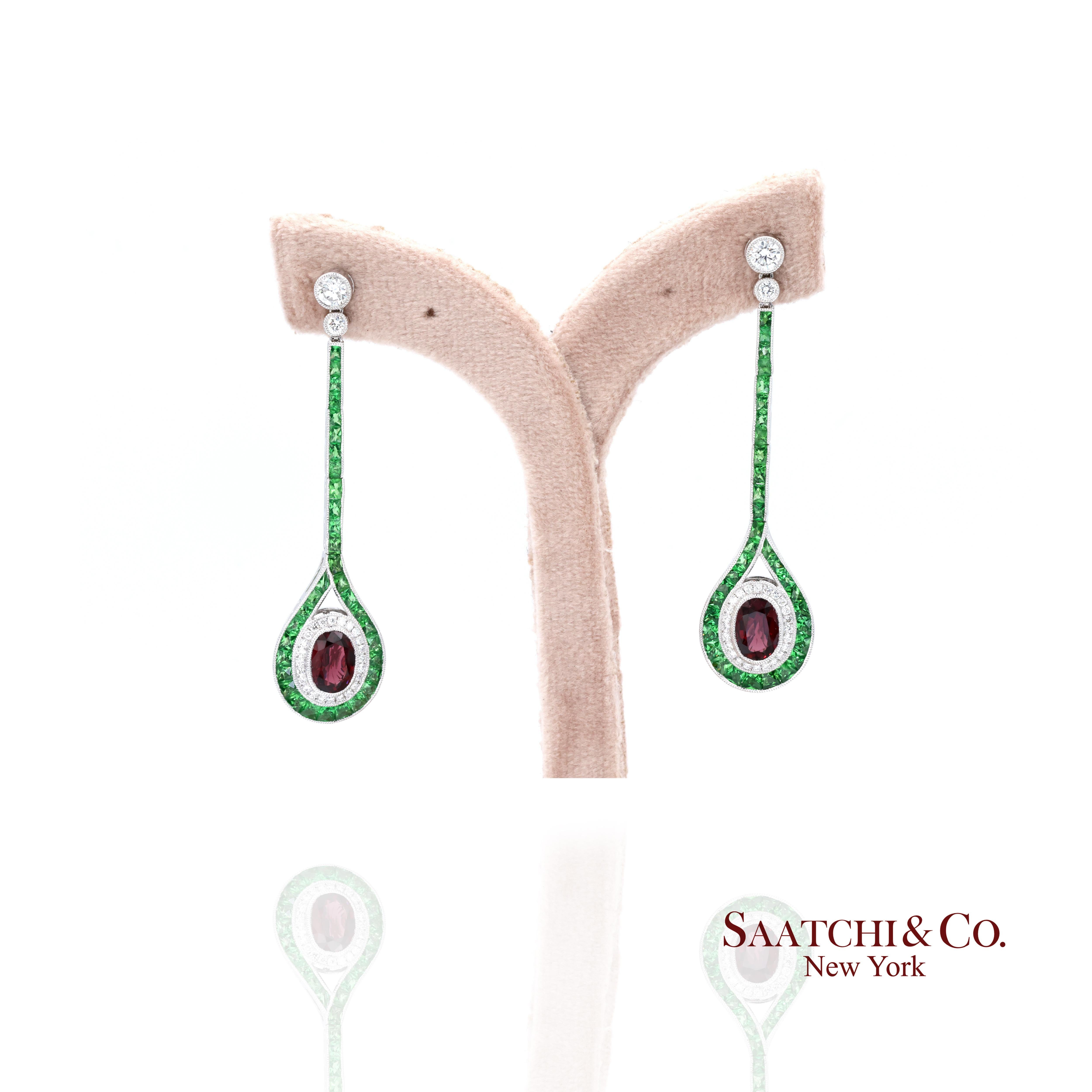 Taille ovale Boucle d'oreille pendante en platine 950, rubis naturel, émeraude et diamant en vente