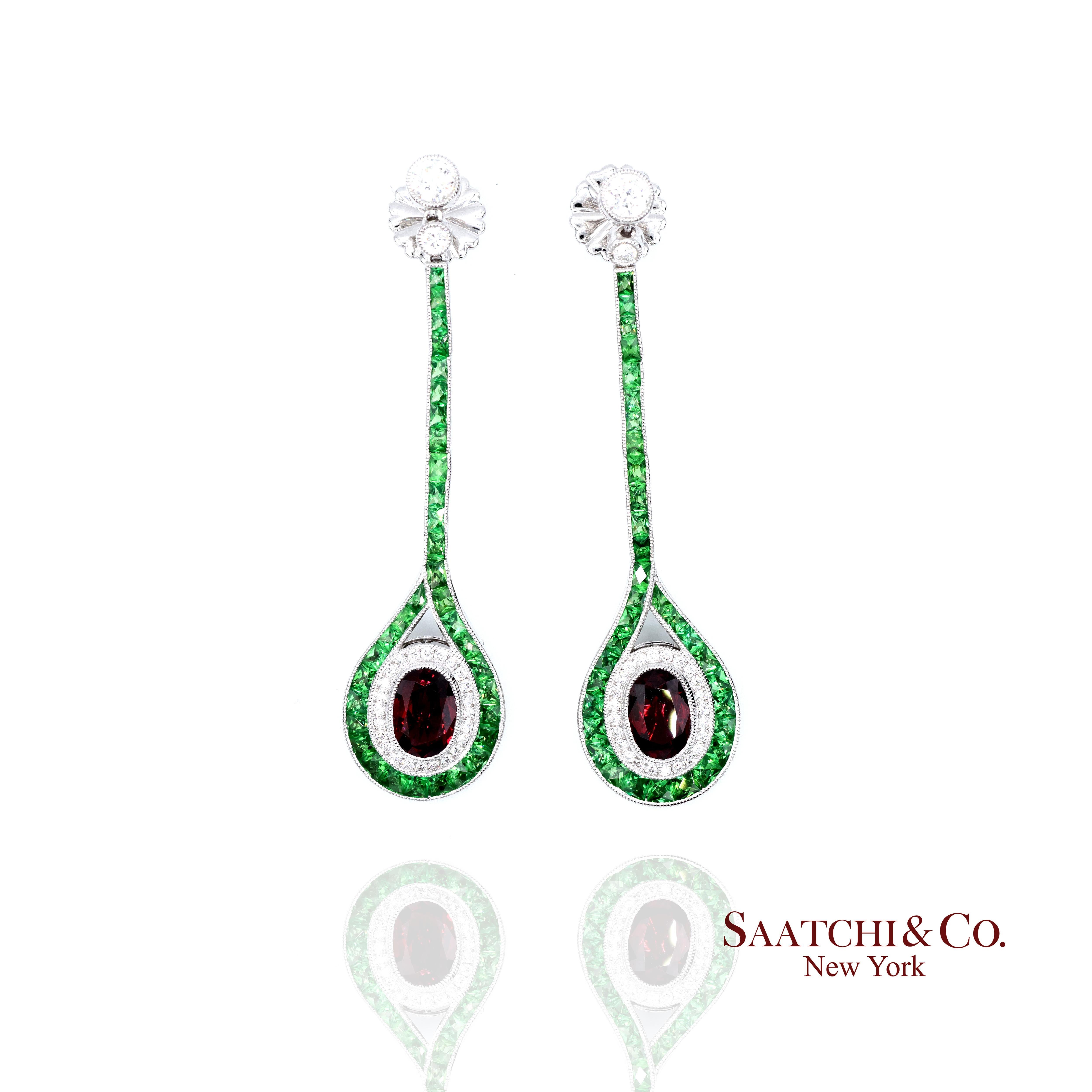 Boucle d'oreille pendante en platine 950, rubis naturel, émeraude et diamant en vente 2