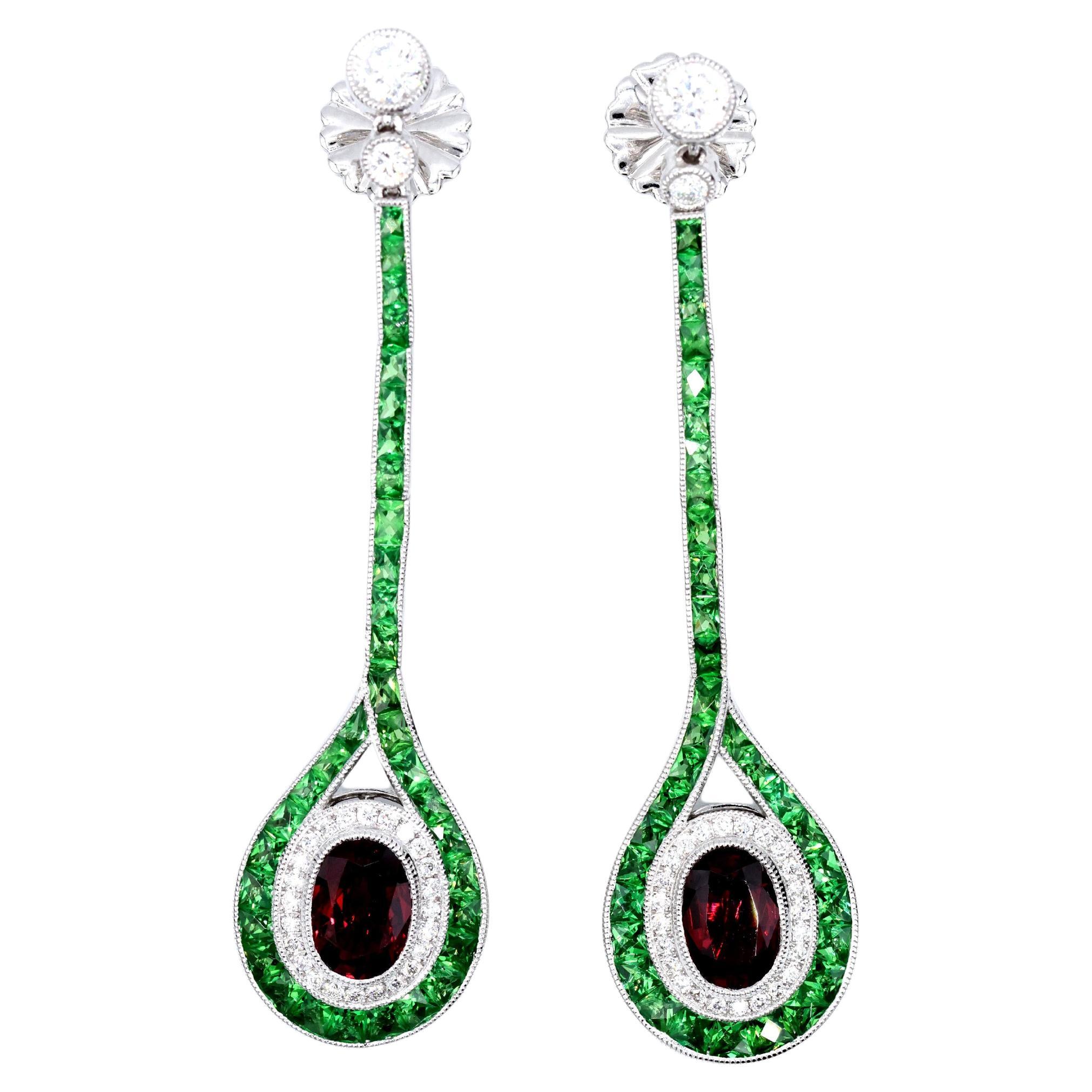 Boucle d'oreille pendante en platine 950, rubis naturel, émeraude et diamant en vente