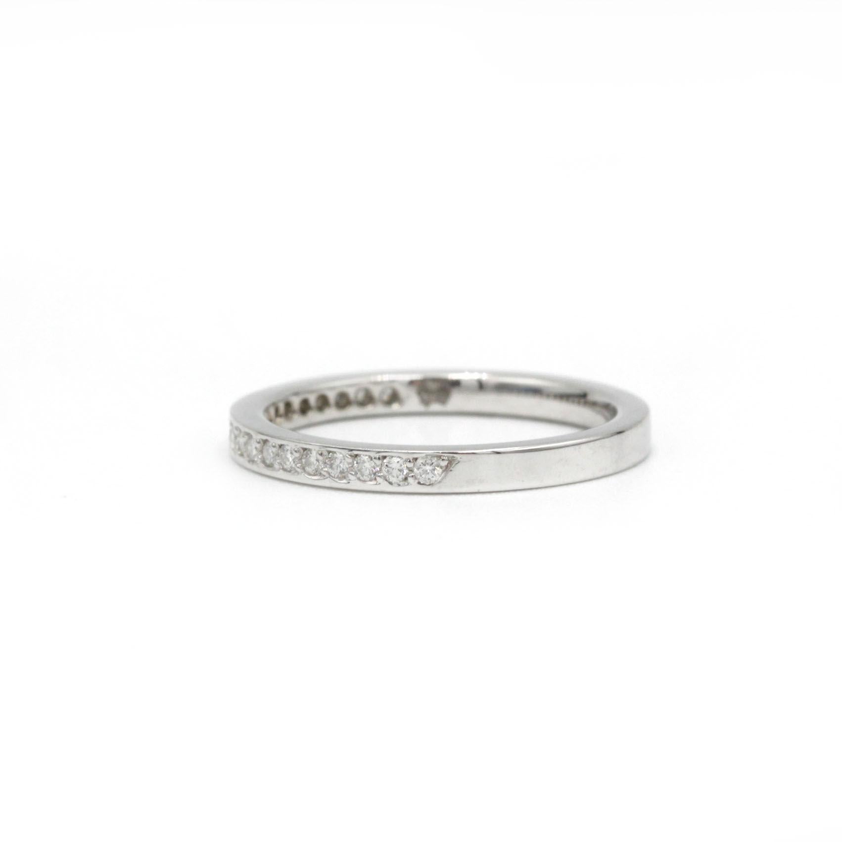 Questo raffinato anello a mezza eternità è realizzato in platino (950⁄‰) e incastonato con 20 diamanti taglio brillante per un totale di circa 0,20 ct. L'incastonatura a canale a basso profilo fissa ogni pietra a filo del metallo, creando un nastro