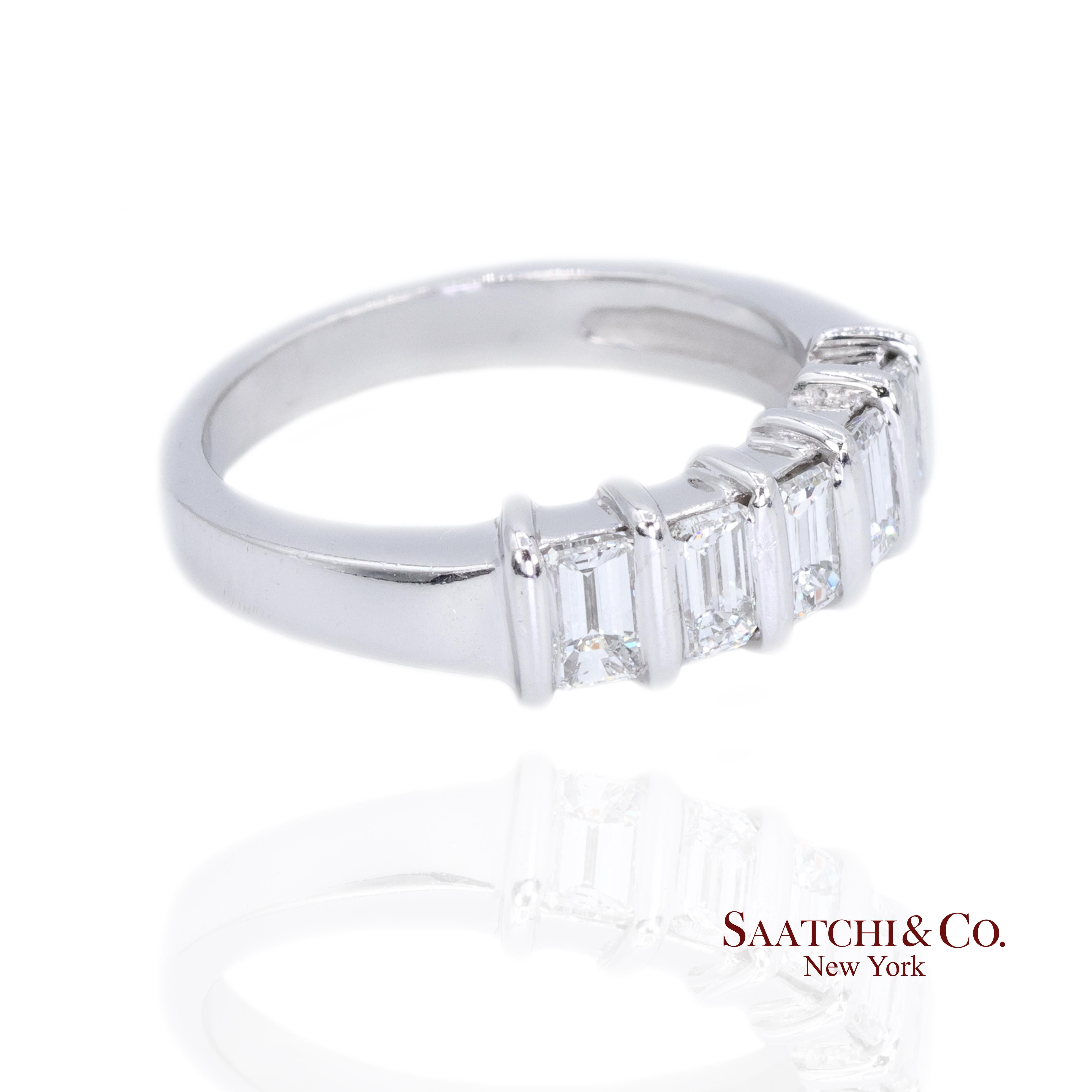 Bague en platine avec diamant baguette naturel

Type de métal : Platine
Poids total de l'article : 7,3 grammes
Taille de la bague : 6 (redimensionnable)
Dimensions : Longueur : 21,0 mm Largeur : 6,4 mm Hauteur : 4,25 mm Longueur : 21,0 mm Largeur :