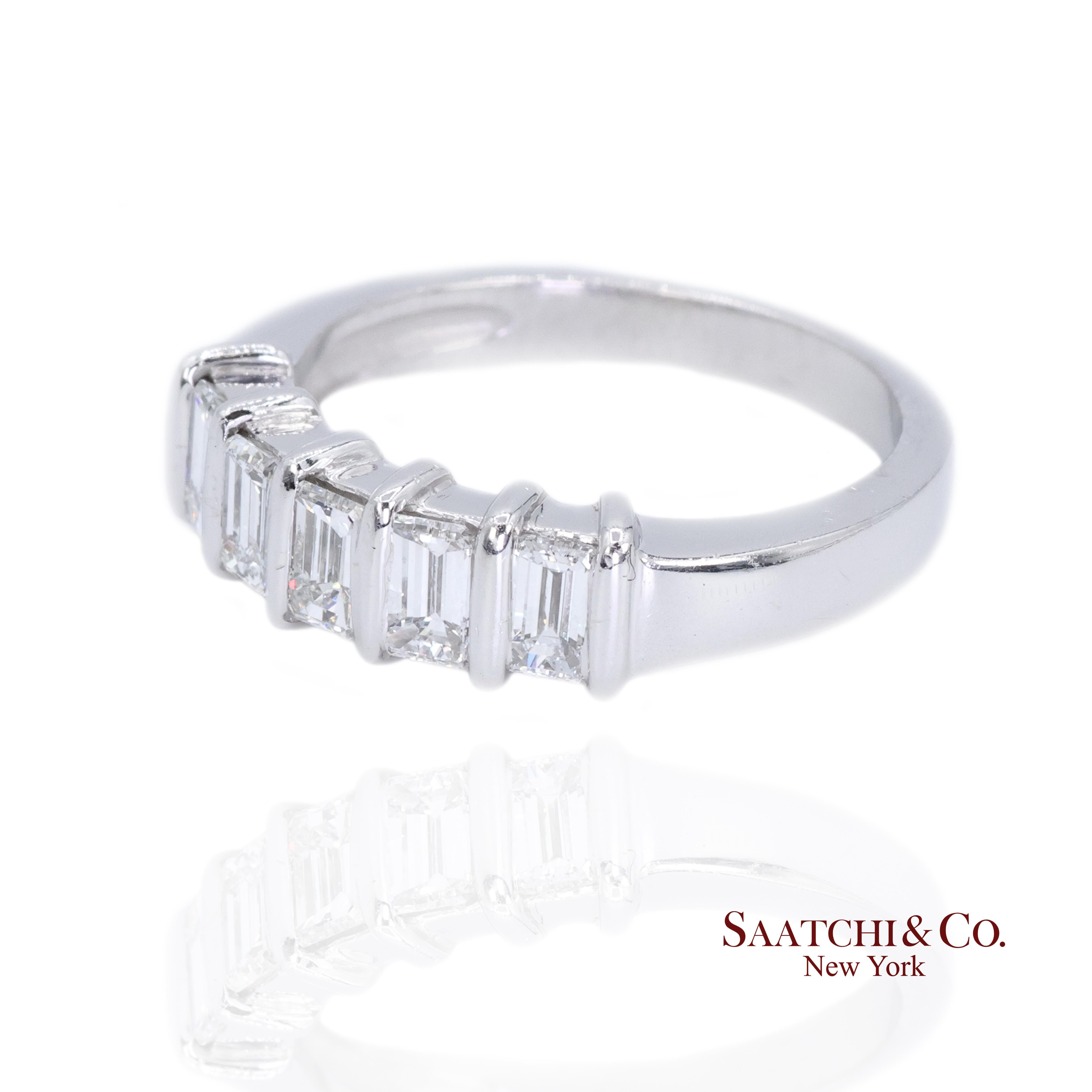 Contemporain Bague en platine 950 avec diamant baguette naturel en vente