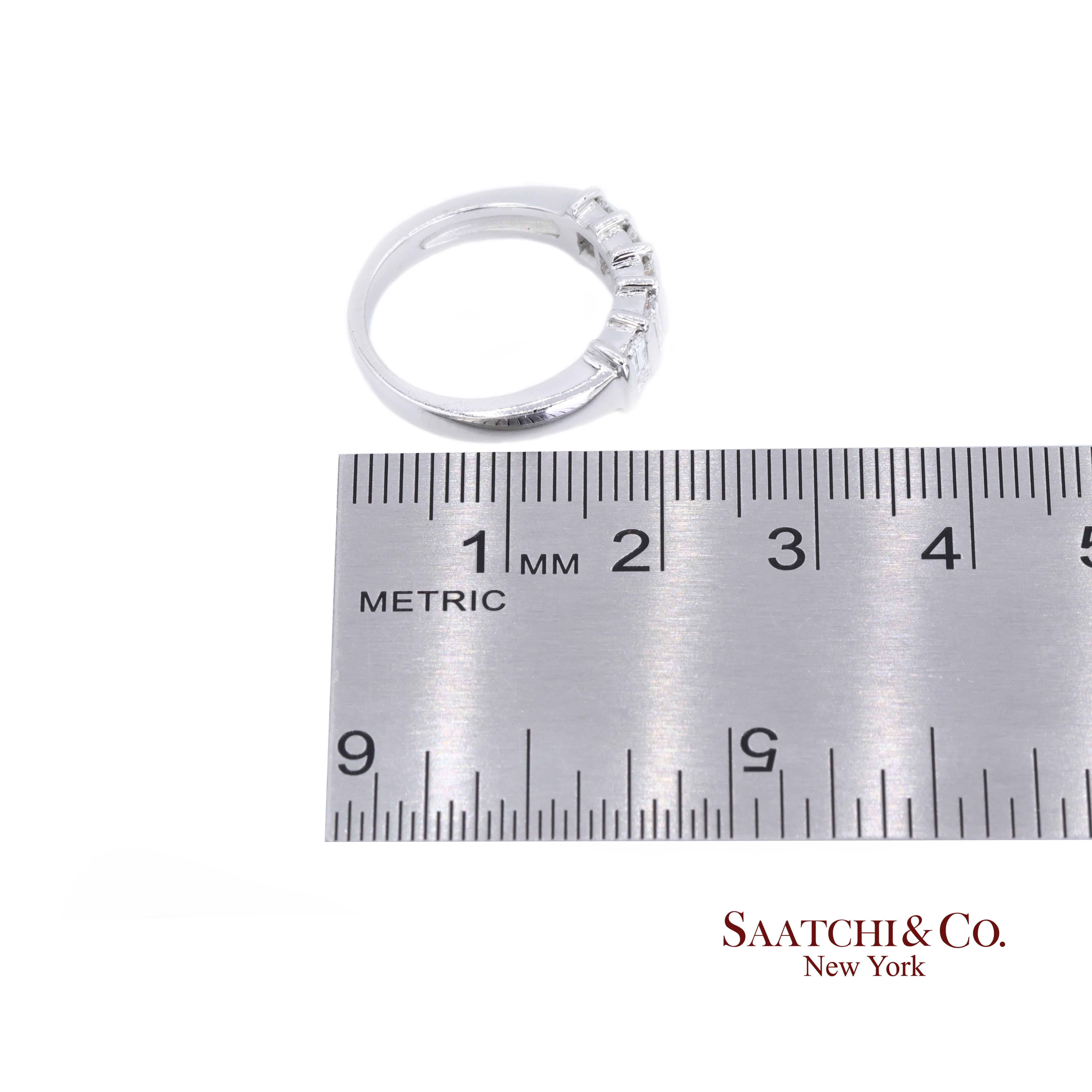 Bague en platine 950 avec diamant baguette naturel en vente 2