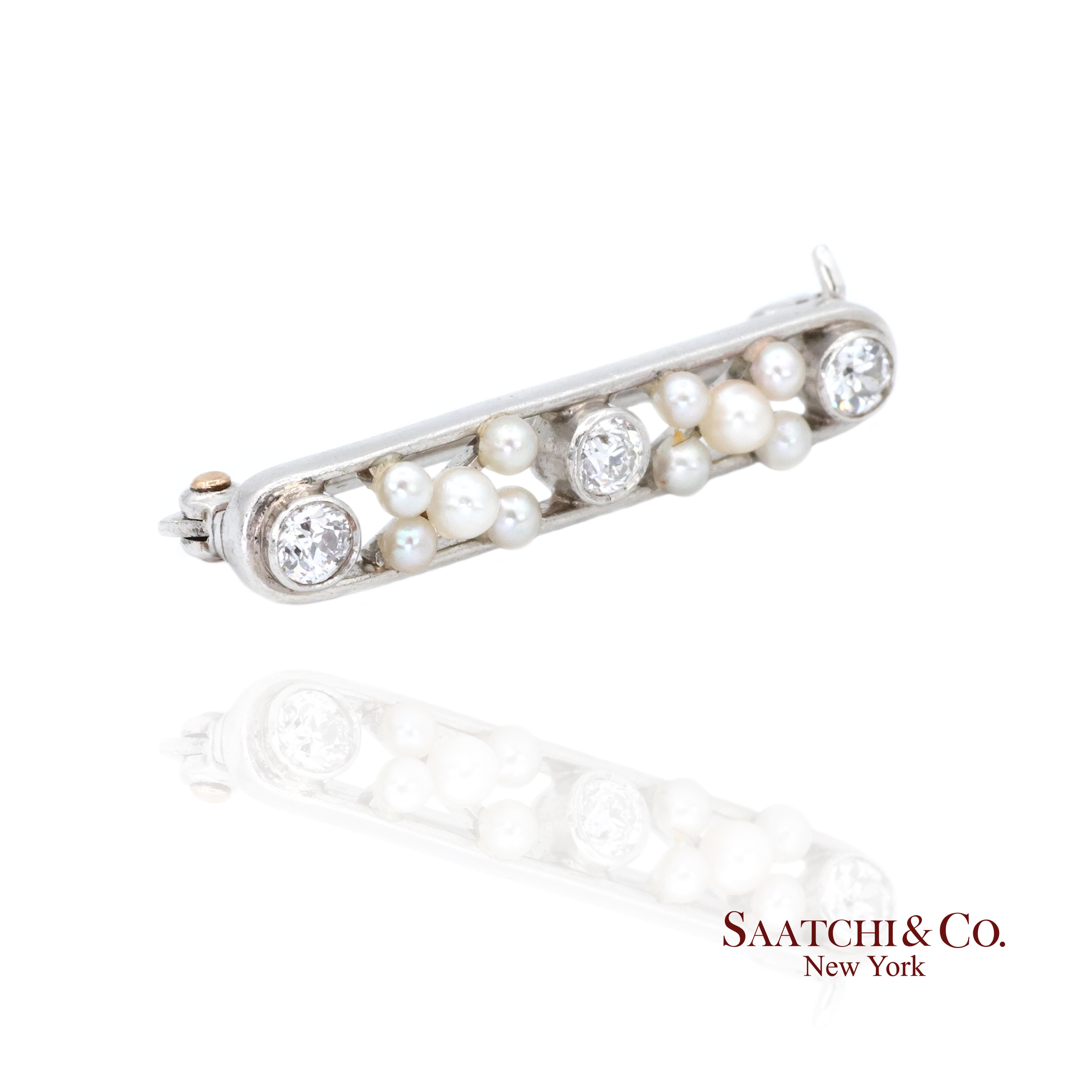 Broche en perles et diamants

Poids total de l'article : 3,3 grammes
Dimensions : Longueur : 26,4 mm X Largeur : 5,0 mm X Hauteur : 8,0 mm Longueur : 26,4 mm X Largeur : 5,0 mm X Hauteur : 8,0 mm
Période : Fin du 20ème siècle
1:
Pierre principale :