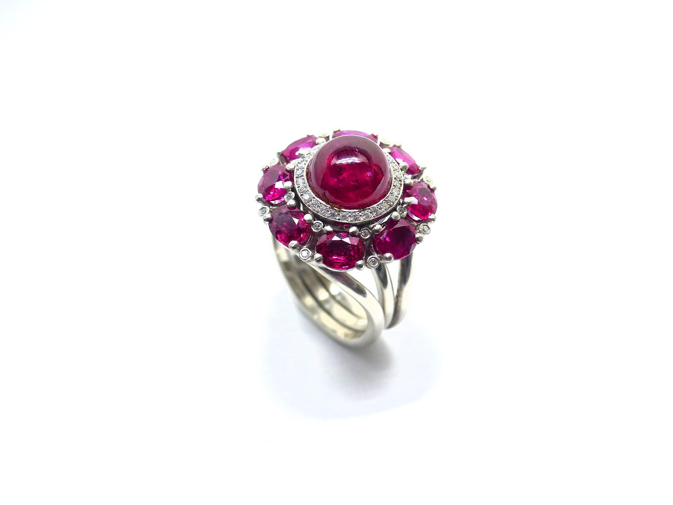Contemporary Ring in Platinum with 1 red Ruby Cab. and 8 red Rubies fac. and Diamonds For Sale