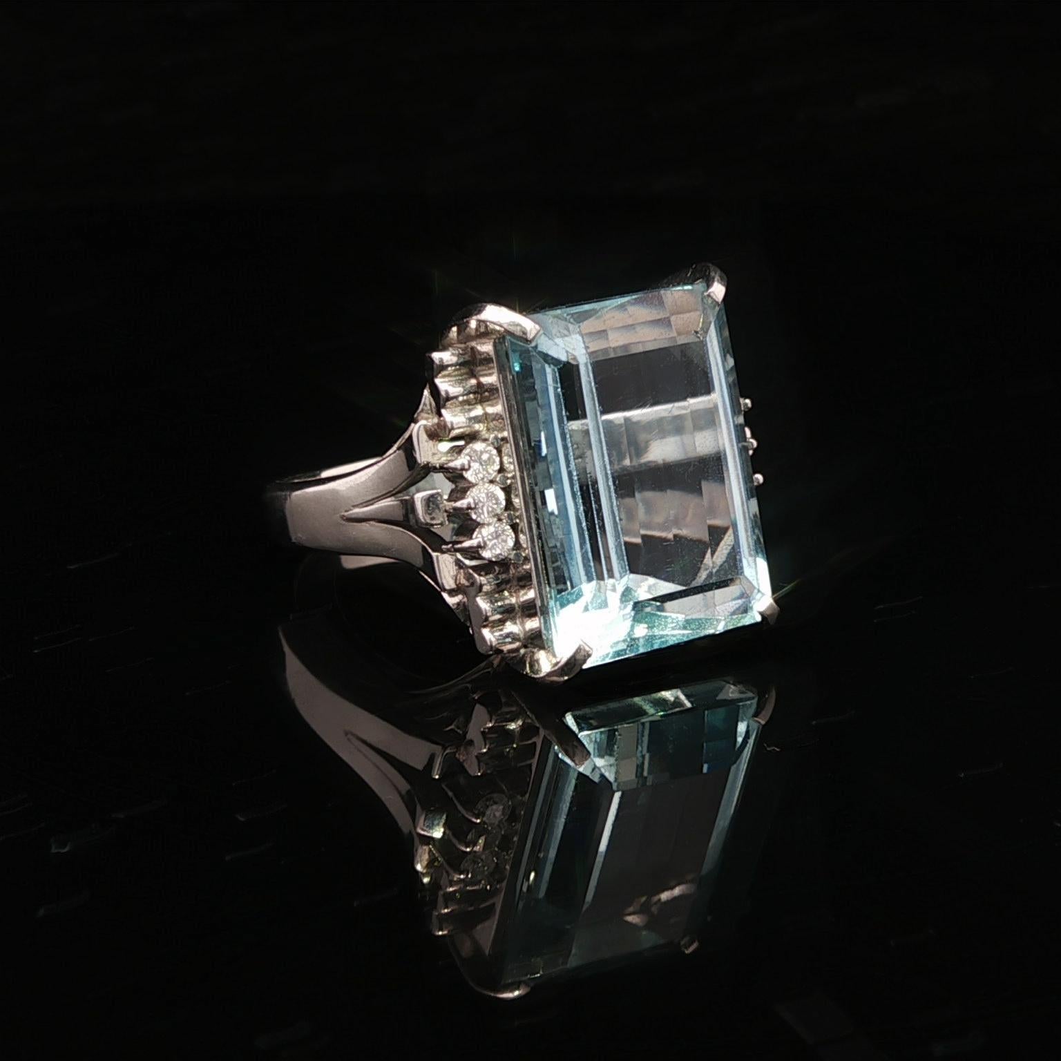 -Stein(e): -
(1) Natürlicher echter Aquamarin - Rechteckiger Stufenschliff - Zackenfassung - Farbe Blau - 15 x 11,1mm (ca.) - 9,42ctw (genau)
(6) Natürliche Echte Diamanten - Runder Brillantschliff - Zackenfassung - Schöne weiße Brillanten - 0,12ctw