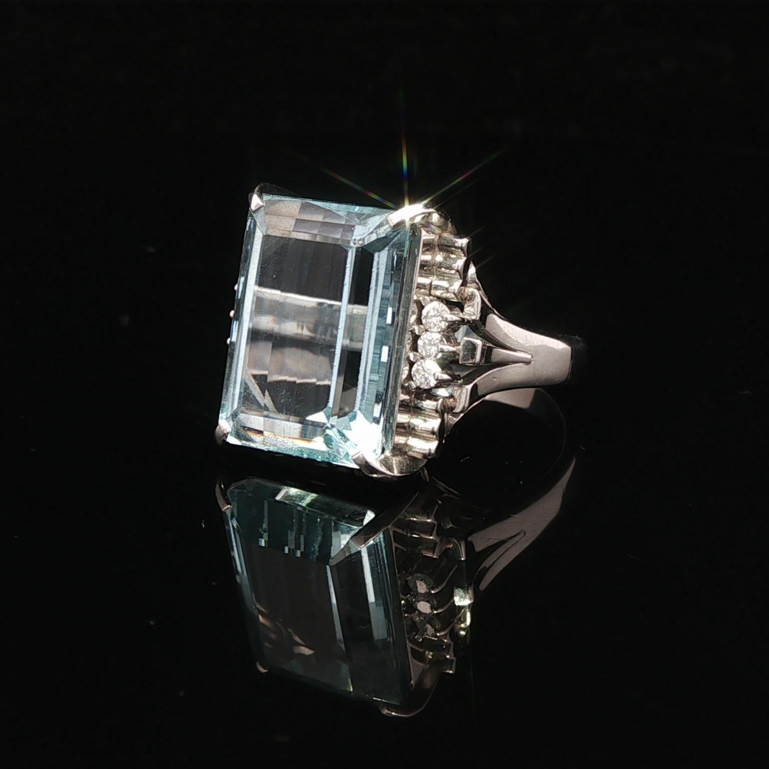 Platin 9,54ct Rechteckig Step Cut Aquamarin & Diamant Seiten massiv Ring (Brillantschliff) im Angebot