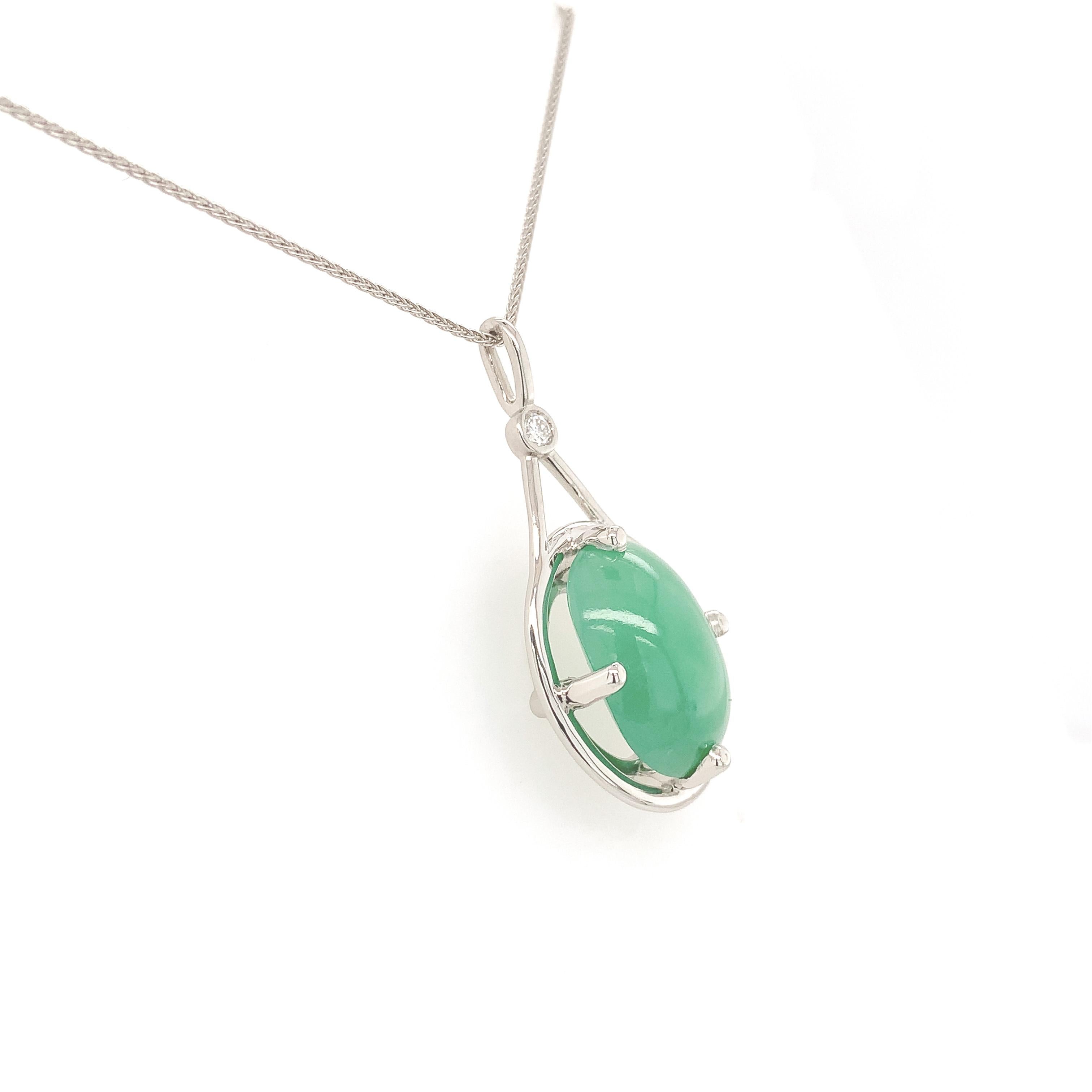 Pendentif en platine orné d'un grand cabochon ovale de jade vert pesant 9,55 carats. Le jade a un rapport GIA #5234070884 indiquant jadéite naturelle grade A, non teintée. Le jade mesure 15,8 mm x 11,04 mm x 6,83 mm et est translucide avec une