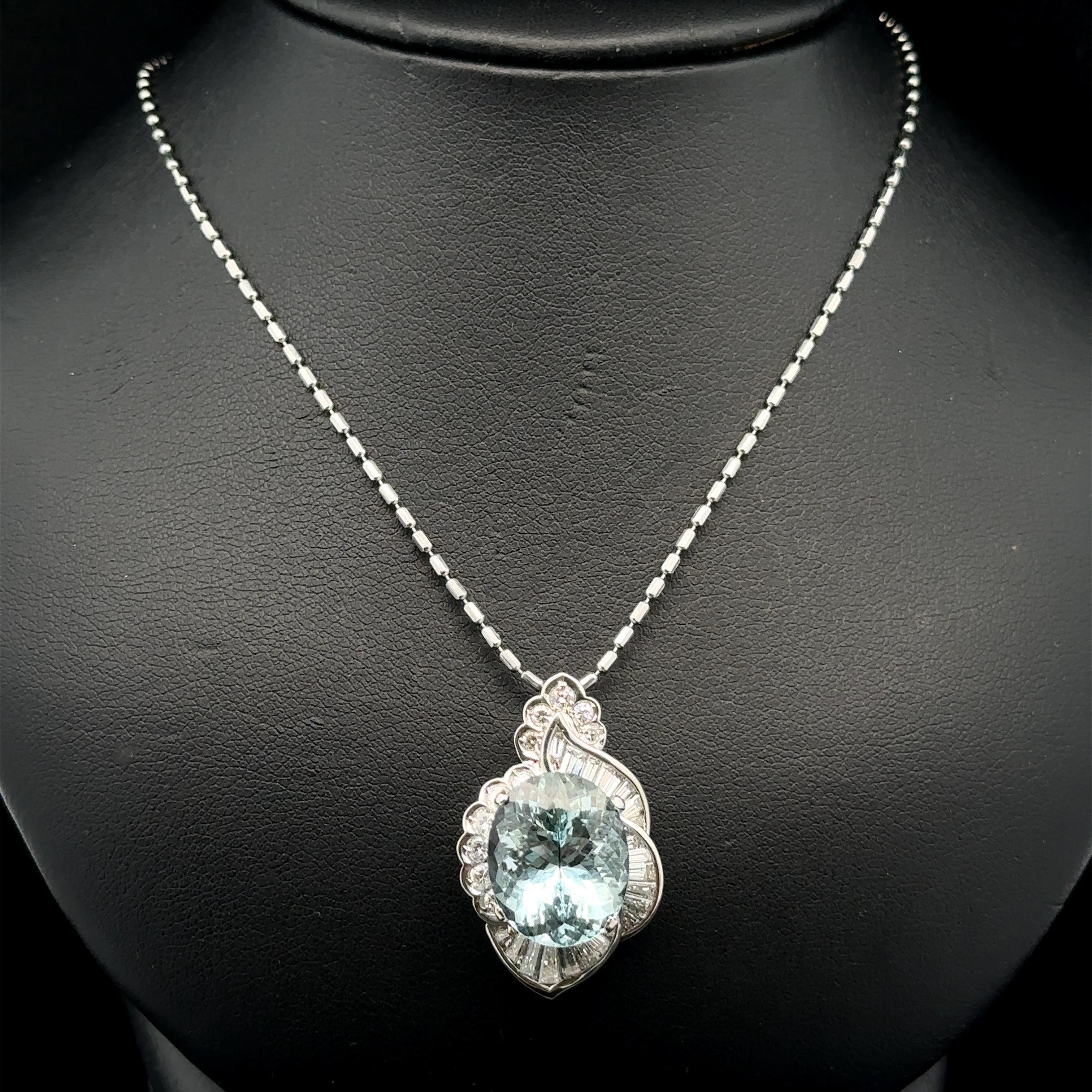 --Pierre(s) :...
(1) Aigue-marine véritable naturelle - taille ovale brillante - sertie - riche couleur bleu moyen - 8.13ct (exact)
Nombreux diamants naturels authentiques - taille baguette et taille ronde brillante - serti canal et pavé - beau