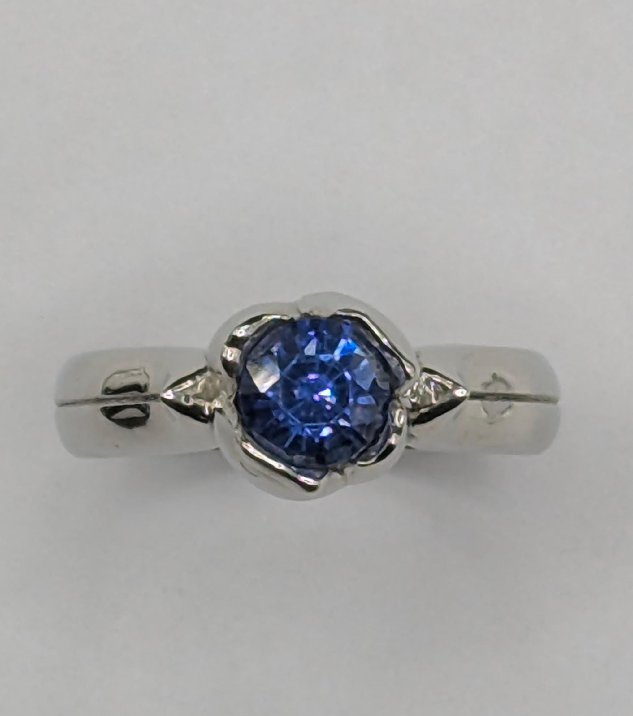 Im Angebot: Platin .99 Karat Blauer Saphir Tulip Sculpture Ring () 3