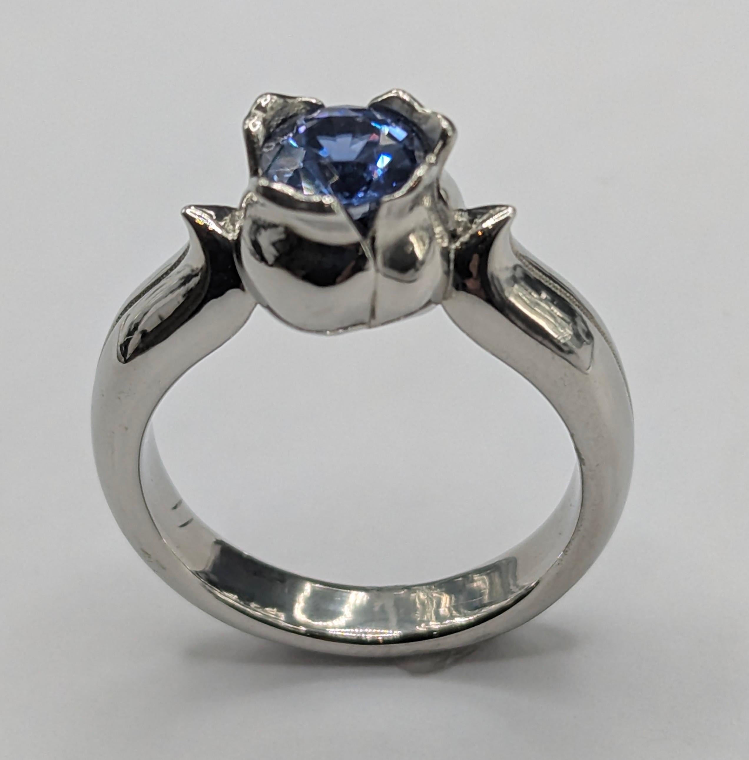 Im Angebot: Platin .99 Karat Blauer Saphir Tulip Sculpture Ring () 4