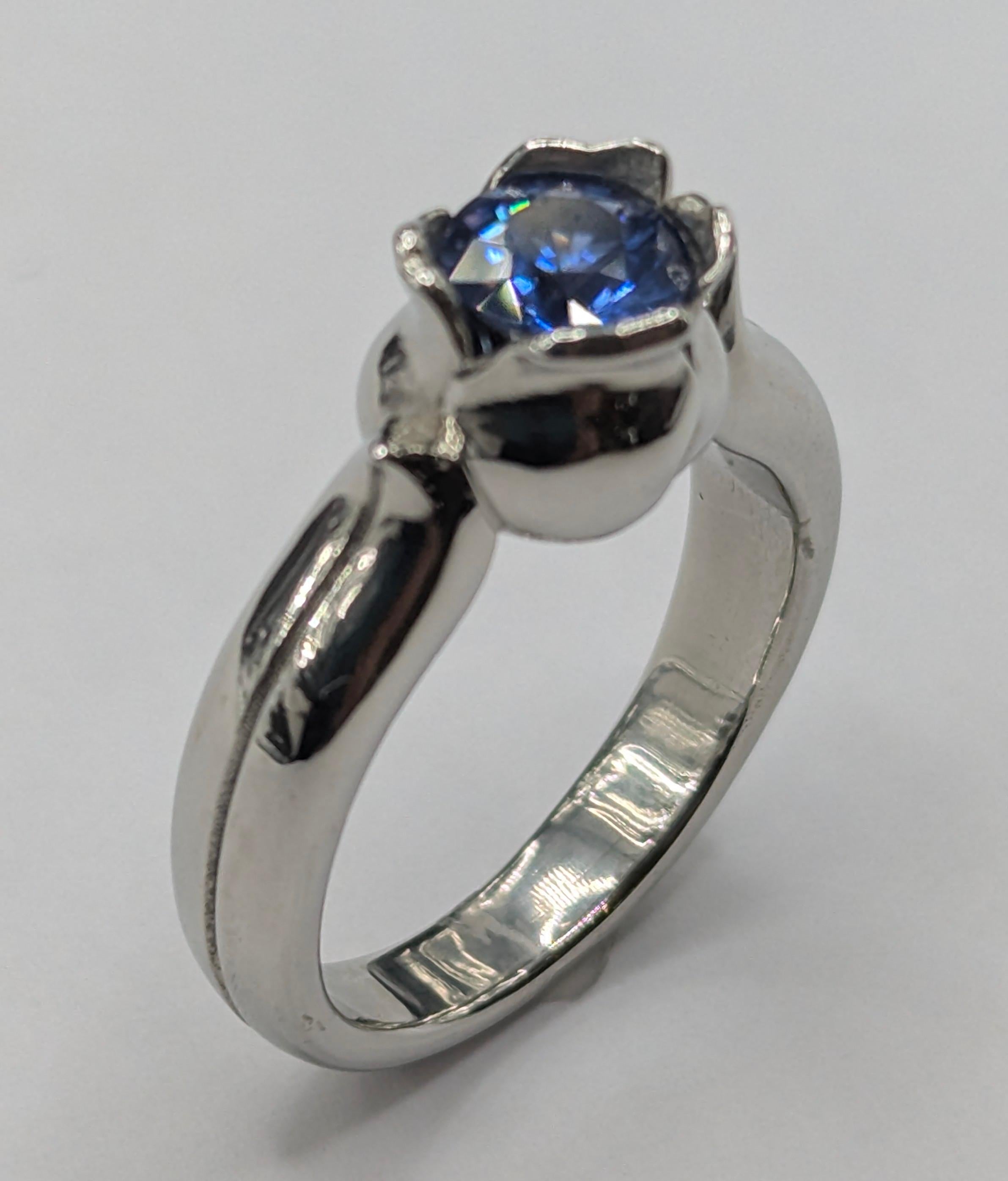Im Angebot: Platin .99 Karat Blauer Saphir Tulip Sculpture Ring () 5