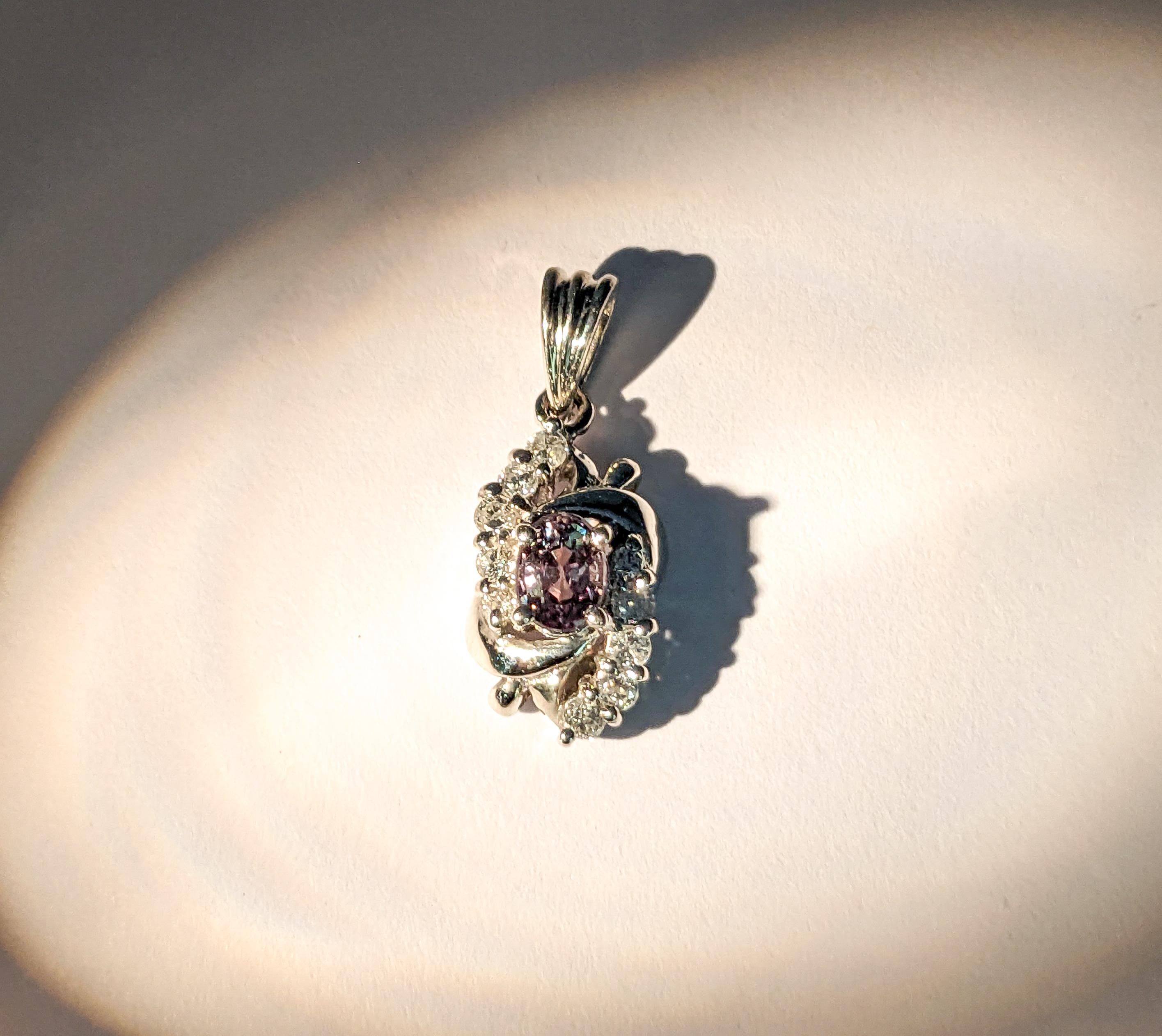 Platin Alexandrit-Anhänger mit Diamanten, GIA-zertifiziert im Zustand „Hervorragend“ in Bloomington, MN