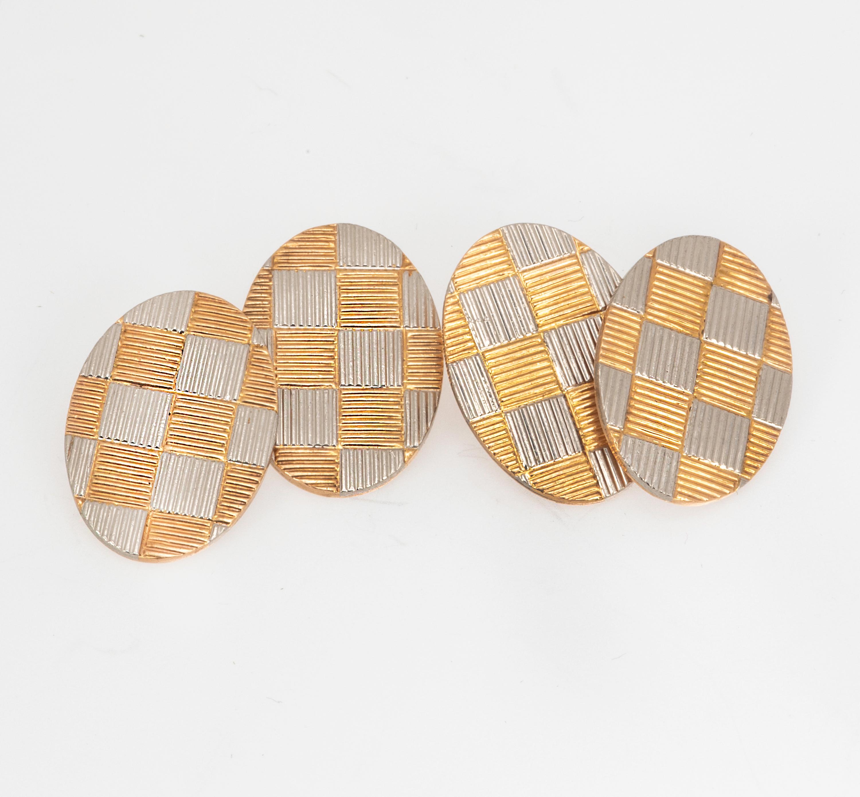 Boutons de manchette en platine et or jaune 14 carats, de forme ovale, à motif de damier.  Collection Sal.  Une paire Elegante !