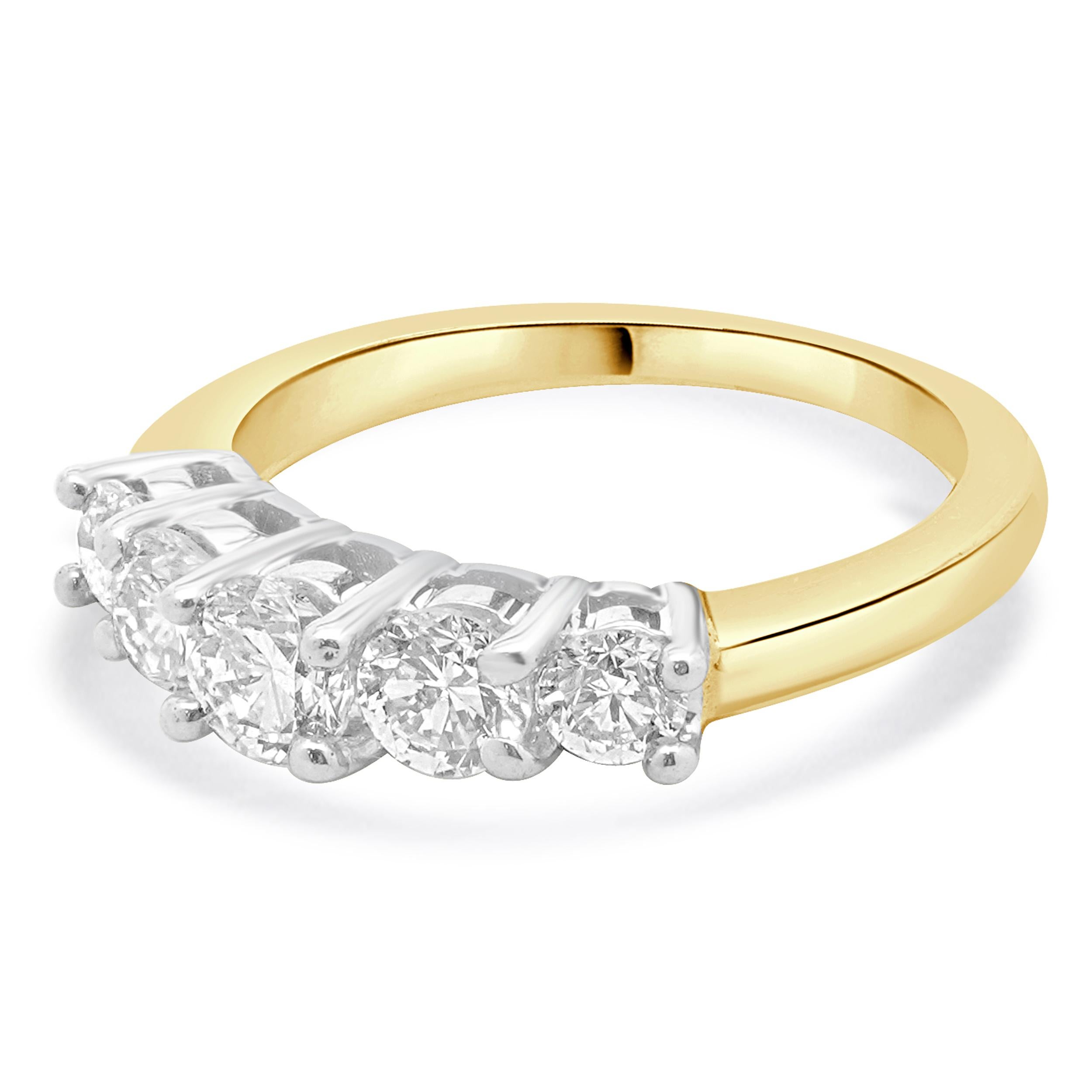 Matière : platine et or jaune 14k
Diamant : 21 diamants ronds de taille européenne = 1,11cttw
Couleur : I
Clarté : SI1
Taille de l'anneau : 5.5 (veuillez prévoir jusqu'à 2 jours ouvrables supplémentaires pour les demandes de taille)
Poids : 2.89