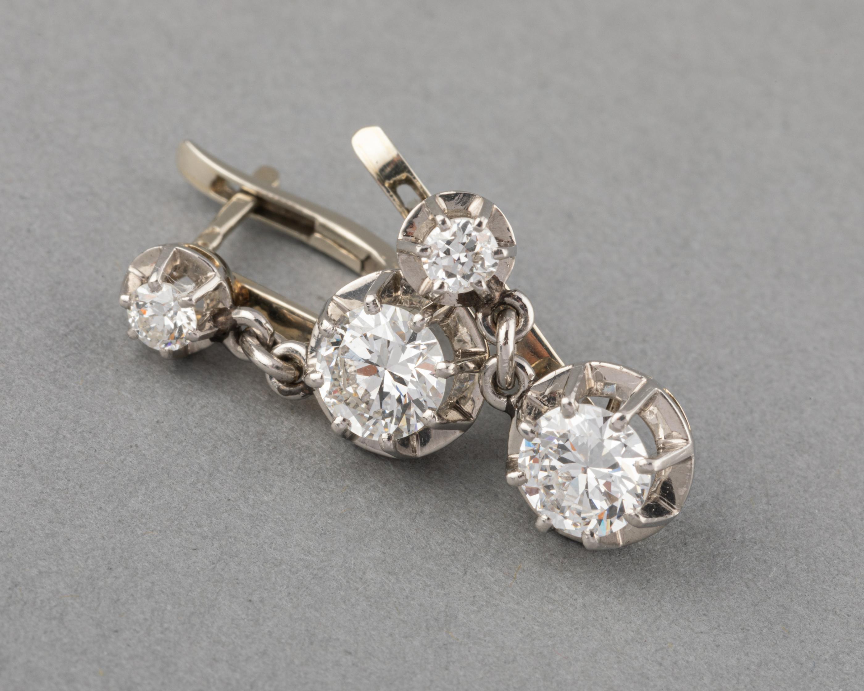 Very beautiful pair of earrings, made in France circa 1930.
The two principal diamonds weights 0.70 carats each, they are good quality, white and clear. Transitionnal cut, nearly modern. The other little diamonds weights 0.10 carats each.
Made in