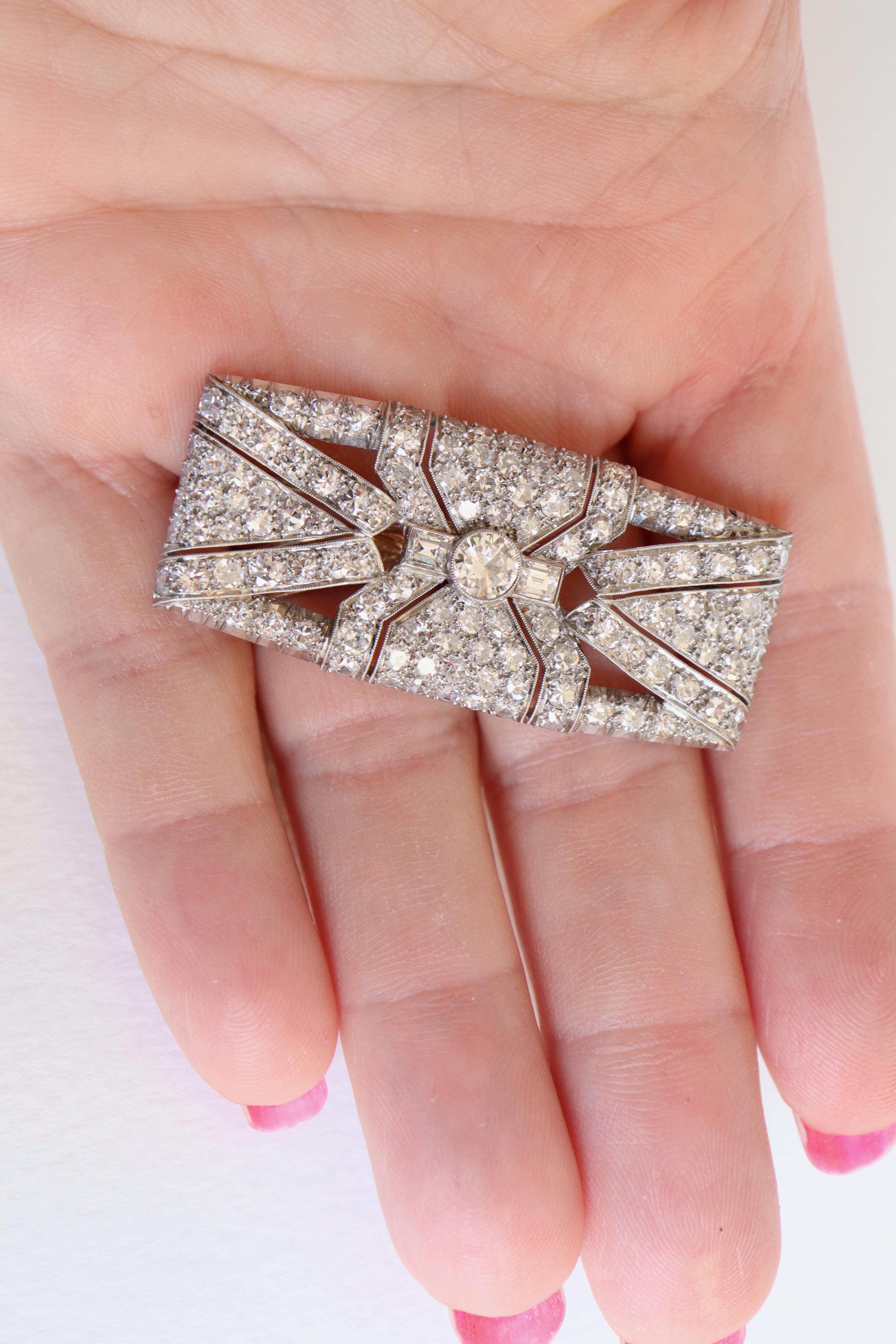 Art Deco Brooch circa 1930 Diamonds Platinum 950 and 18 Carat White Gold In Good Condition For Sale In Paris, FR