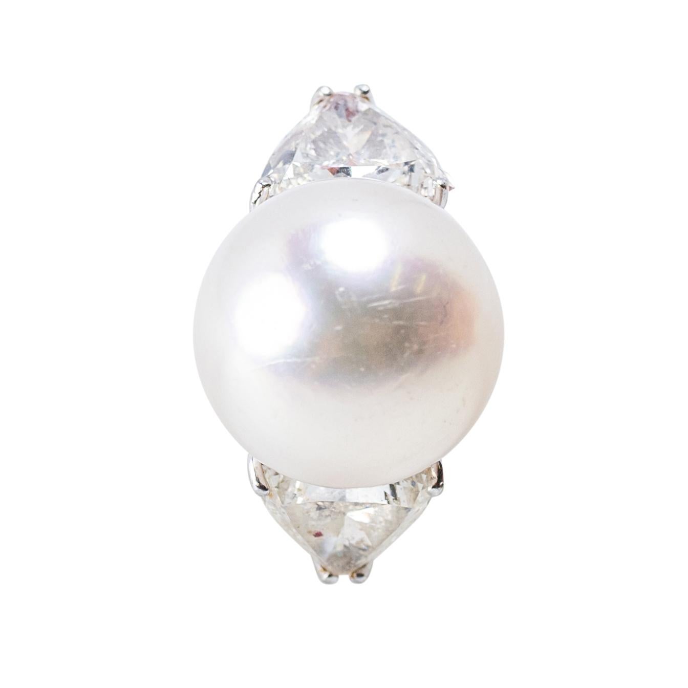 Uno squisito anello in platino e oro bianco 18 carati con perle dei mari del sud e diamanti, disegnato intorno a una superba perla dei mari del sud di 15 mm di intensa lucentezza e dai toni argentei. La perla è impreziosita da una coppia di diamanti