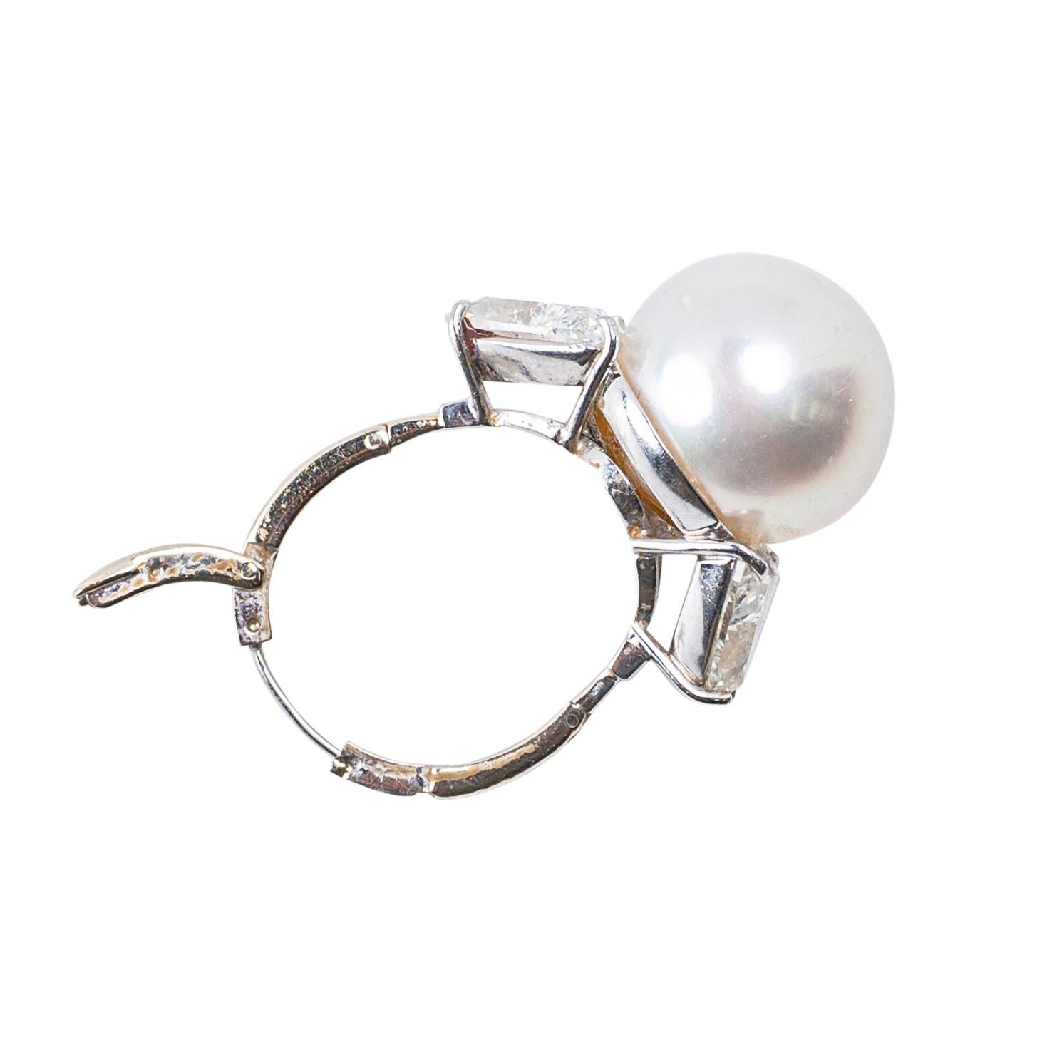 Taglio rotondo Anello in platino e oro bianco 18 carati con perle dei mari del sud e diamanti in vendita