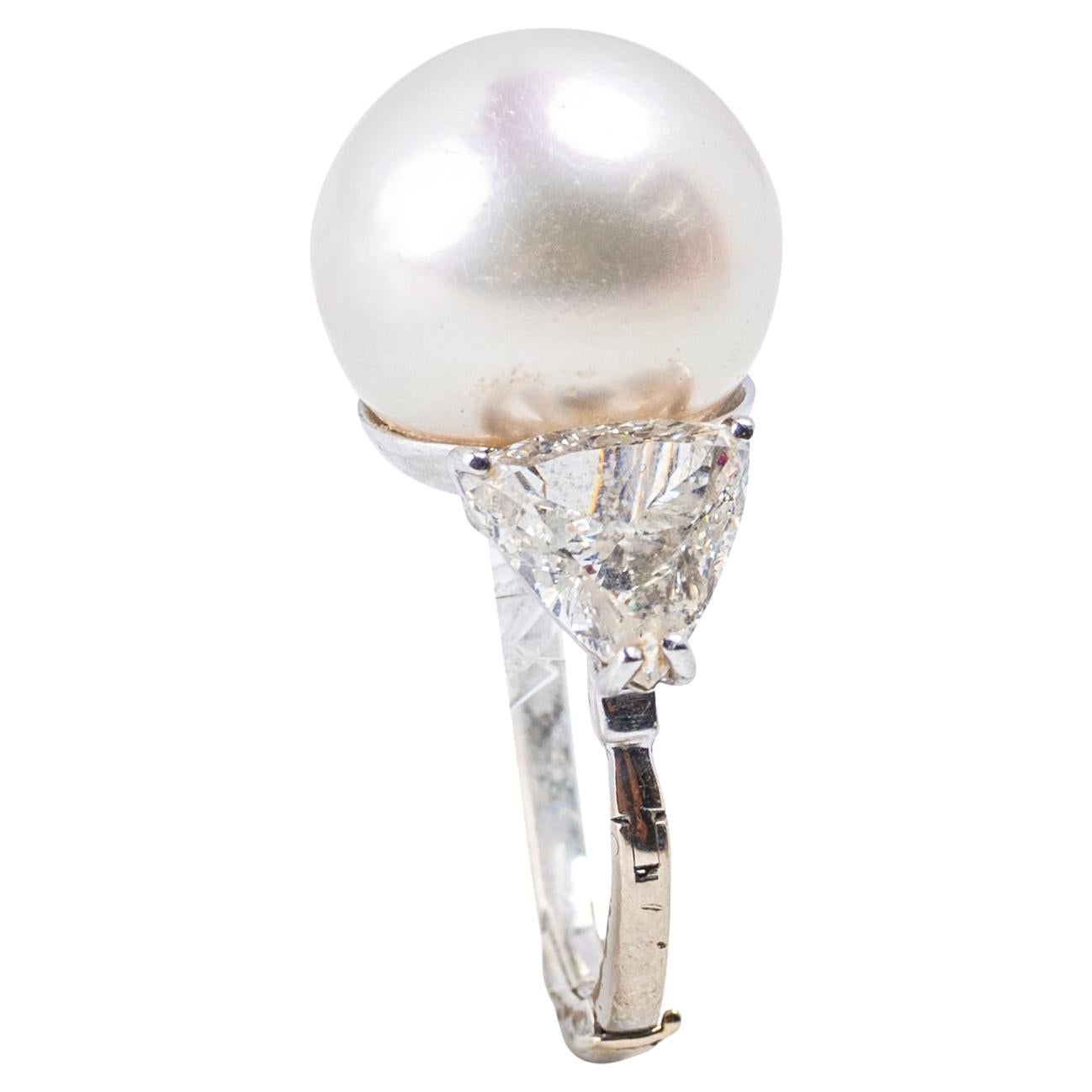 Anello in platino e oro bianco 18 carati con perle dei mari del sud e diamanti in vendita