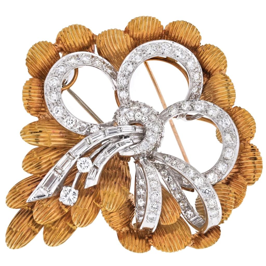 Schleifenbrosche aus Platin und 18 Karat Gelbgold mit 4 Karat Diamanten, um 1950 im Angebot