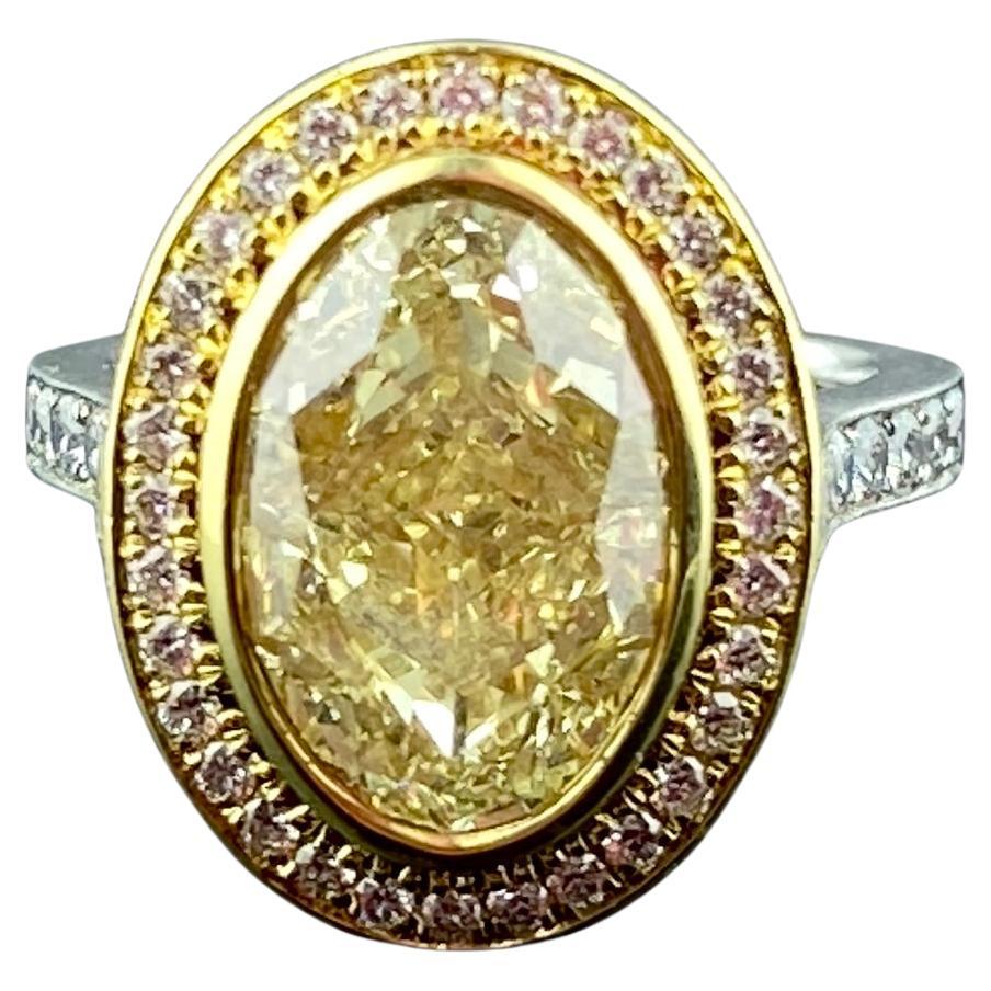 Certificat GIA Diamant de 5,02 carats de taille ovale de couleur jaune clair, certificat GIA #2221773032, degré de pureté de : IF. Serti en platine et or jaune 18 carats, pesant 10,60 grammes. L'anneau est en outre rehaussé d'un total de 55 diamants